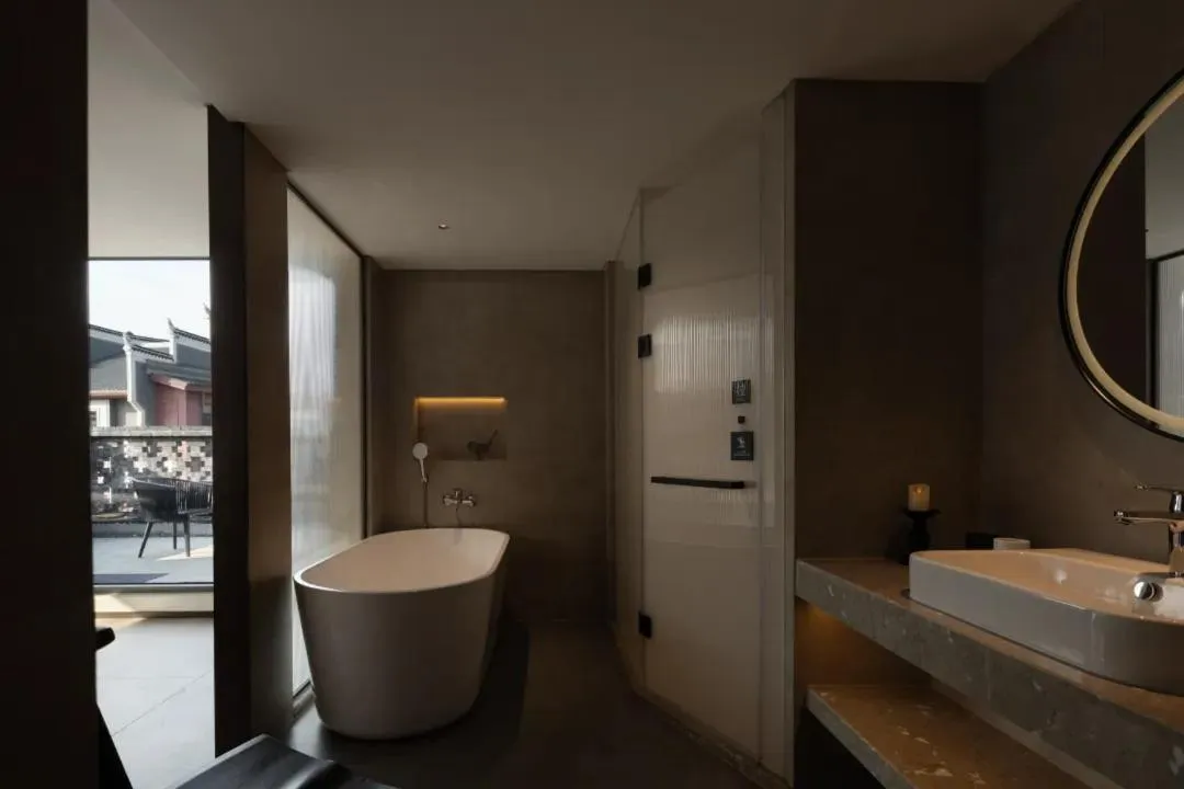 Toilet in Phoenix Hall House Hotel