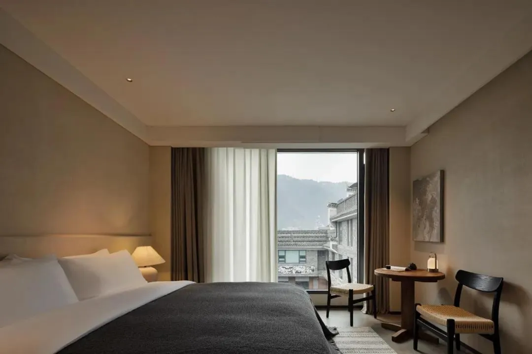 Bed in Phoenix Hall House Hotel