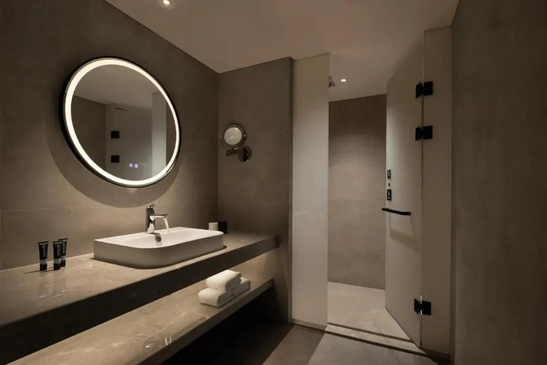 Bathroom in Phoenix Hall House Hotel