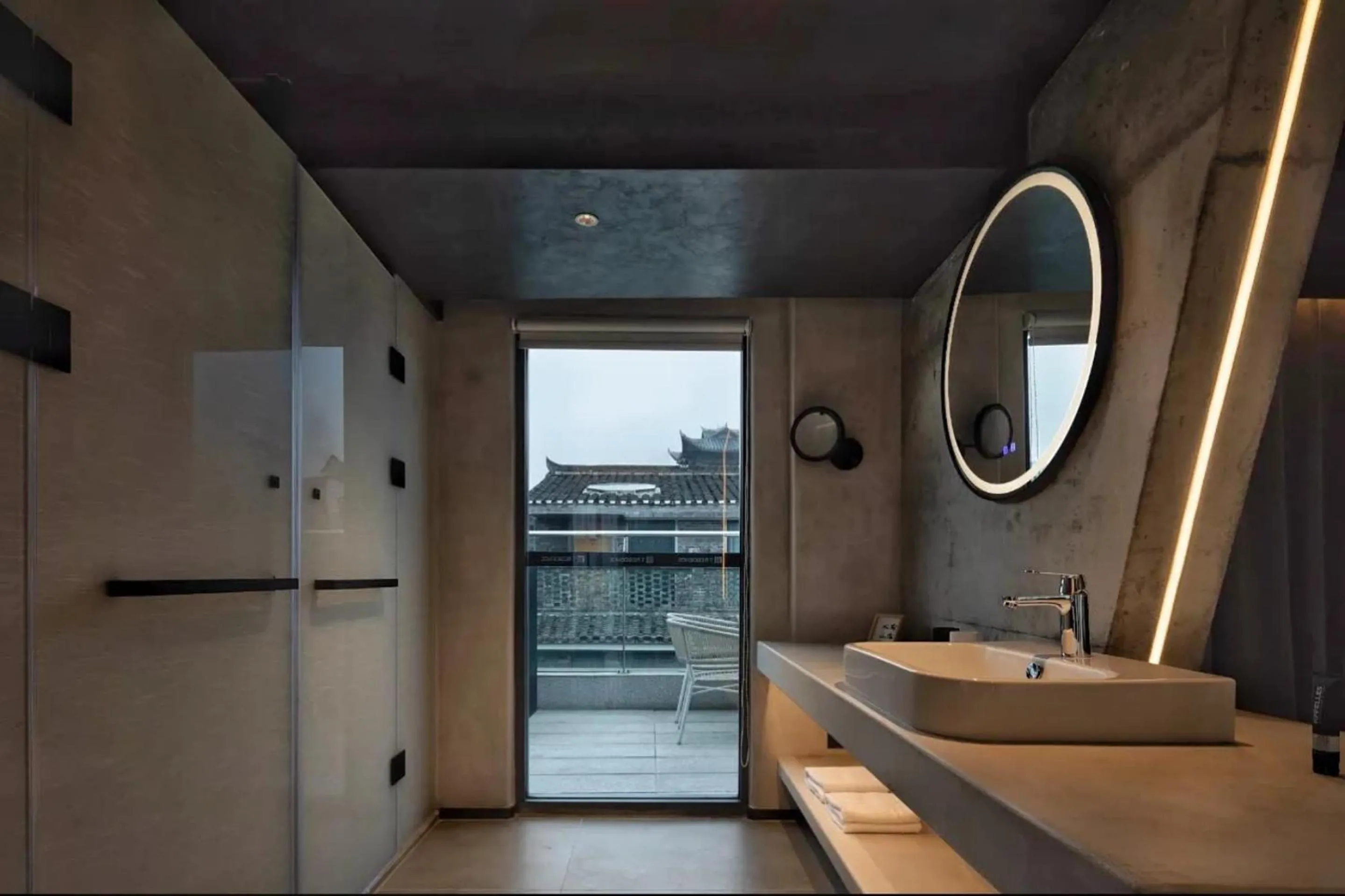 Toilet in Phoenix Hall House Hotel