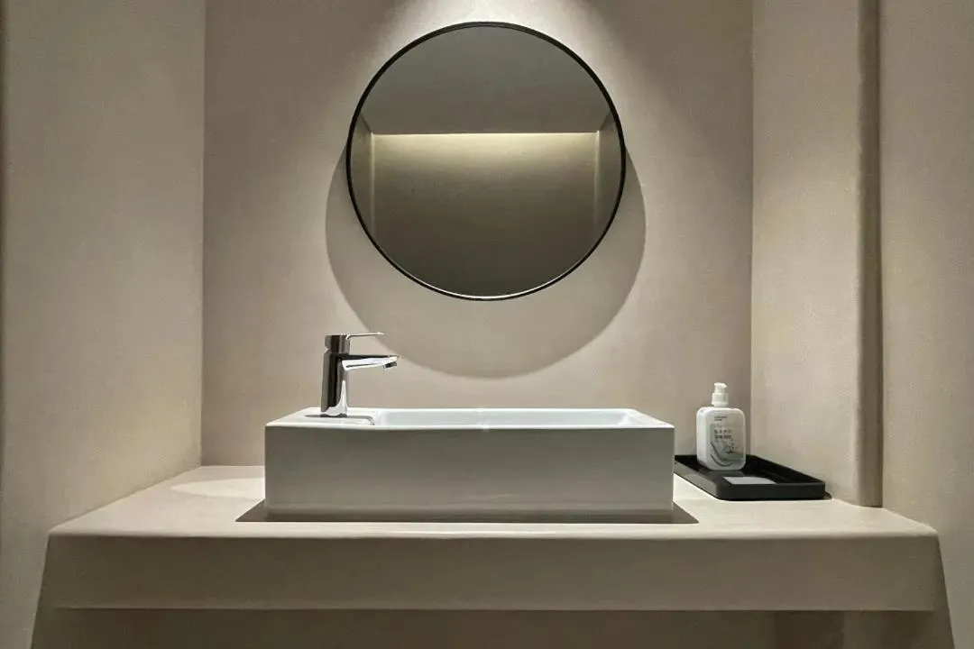 Toilet in Phoenix Hall House Hotel