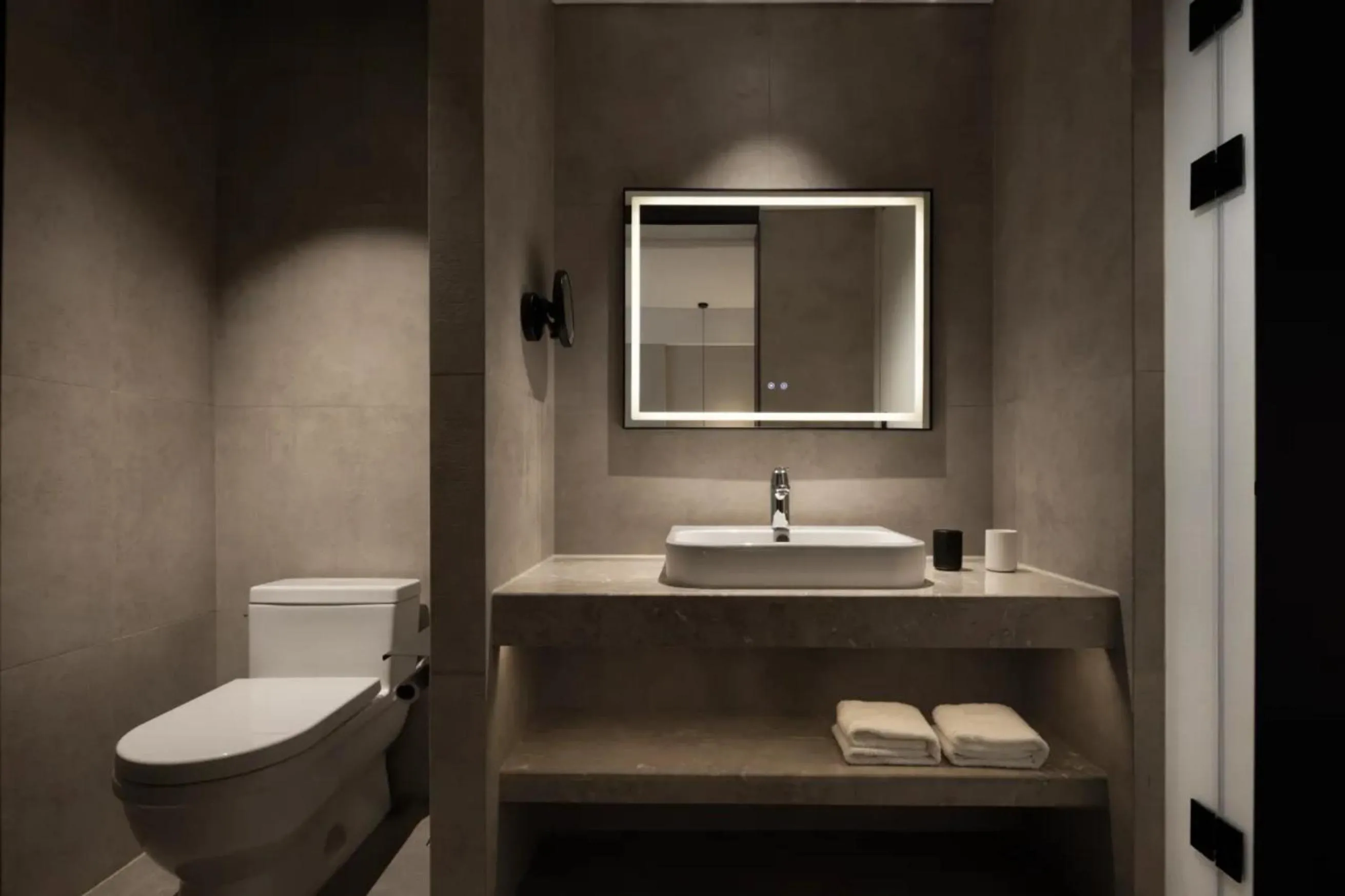 Toilet in Phoenix Hall House Hotel