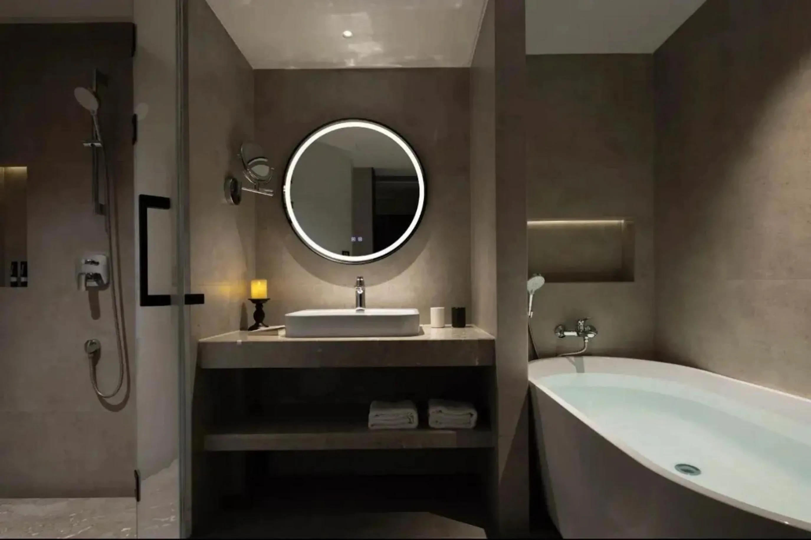 Toilet in Phoenix Hall House Hotel
