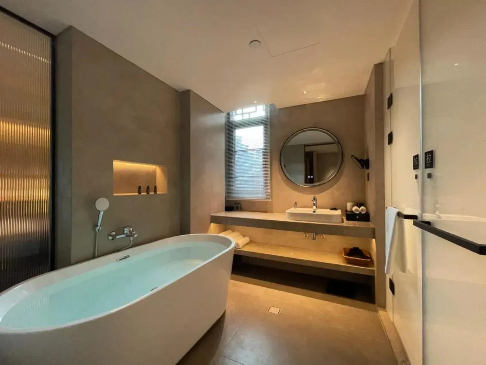 Toilet in Phoenix Hall House Hotel