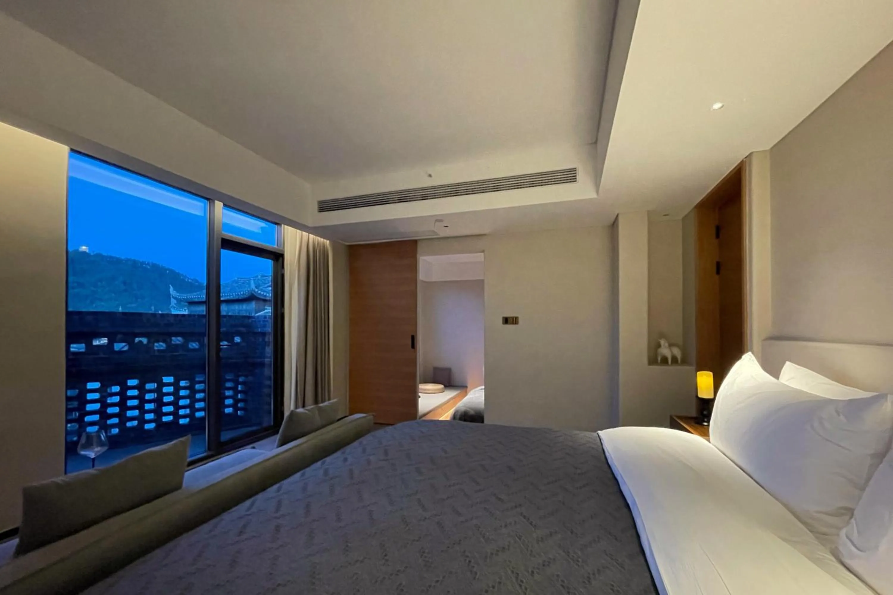 Bed in Phoenix Hall House Hotel