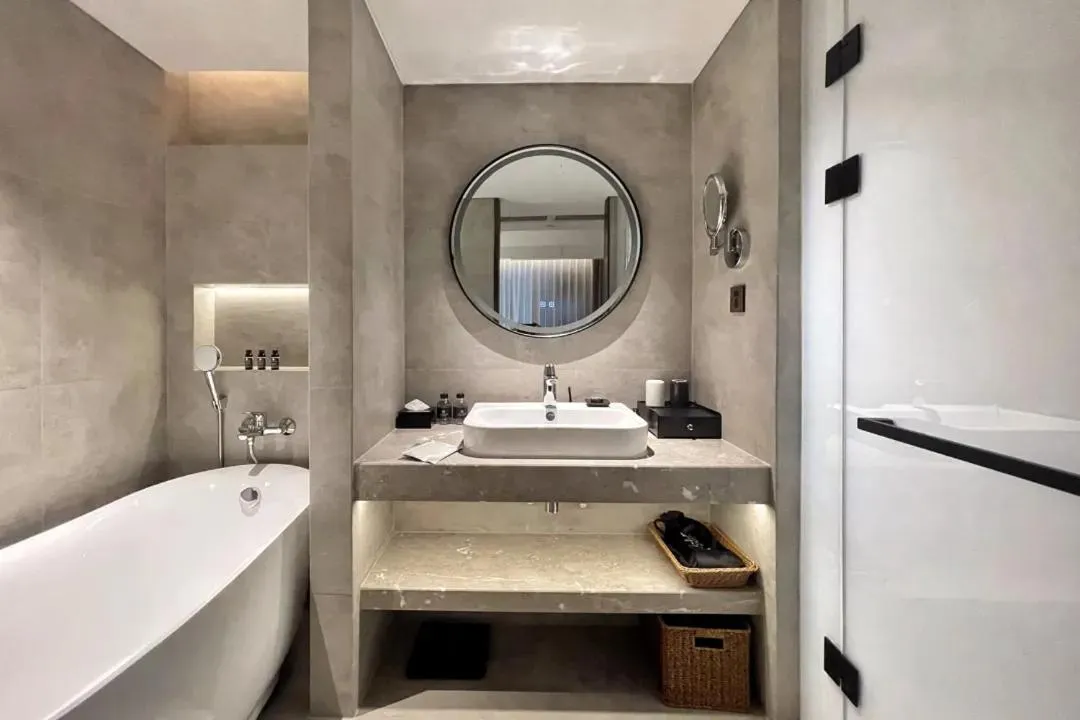 Bathroom in Phoenix Hall House Hotel