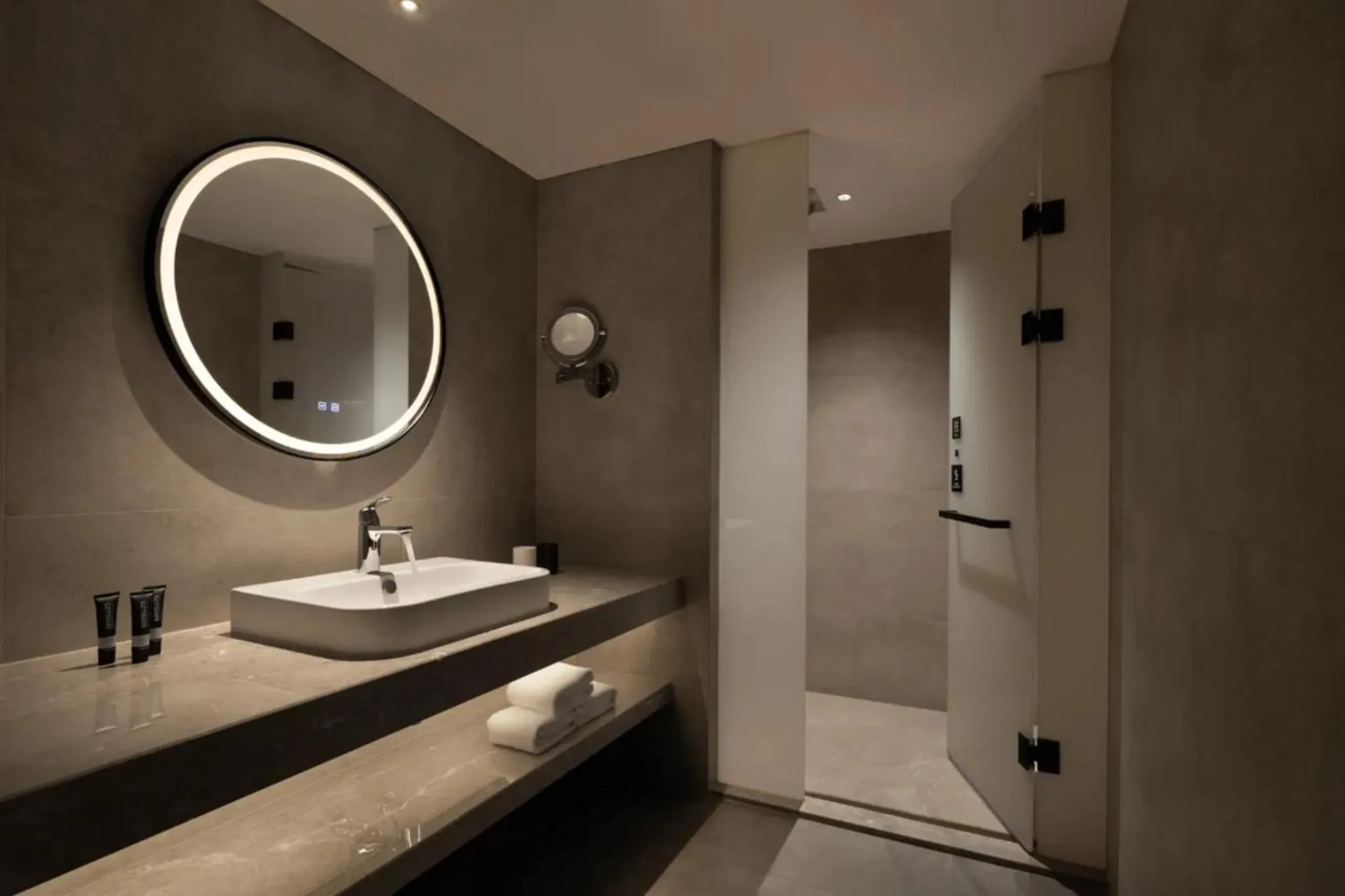 Toilet in Phoenix Hall House Hotel