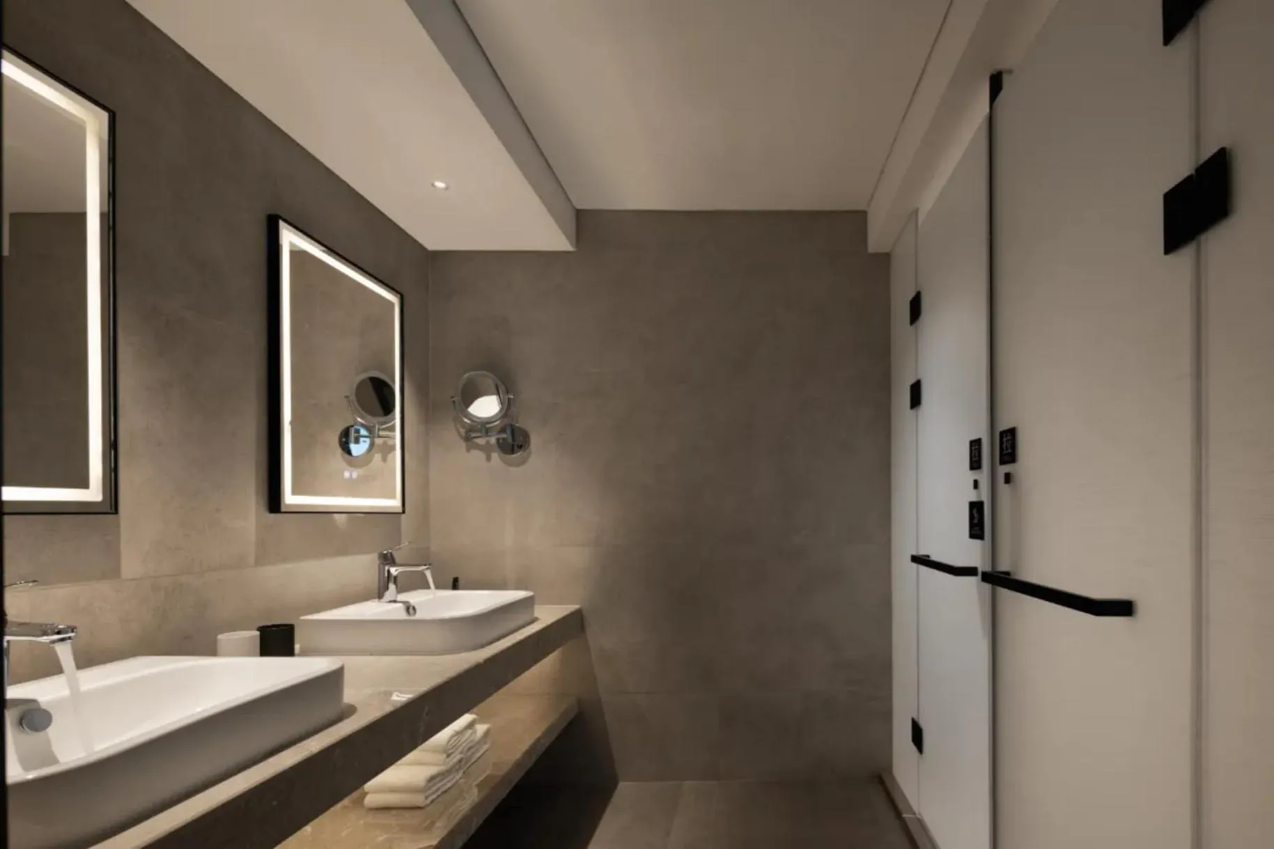 Toilet in Phoenix Hall House Hotel