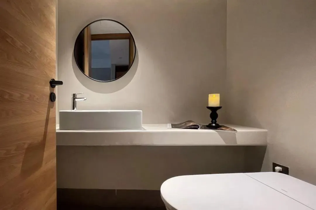 Toilet, Bed in Phoenix Hall House Hotel