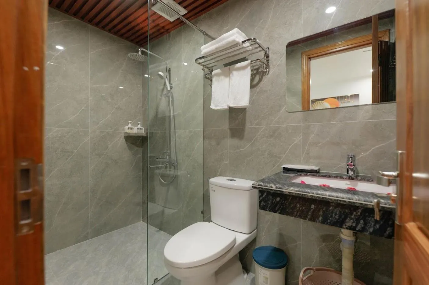 Shower in Tuan Nam Hotel