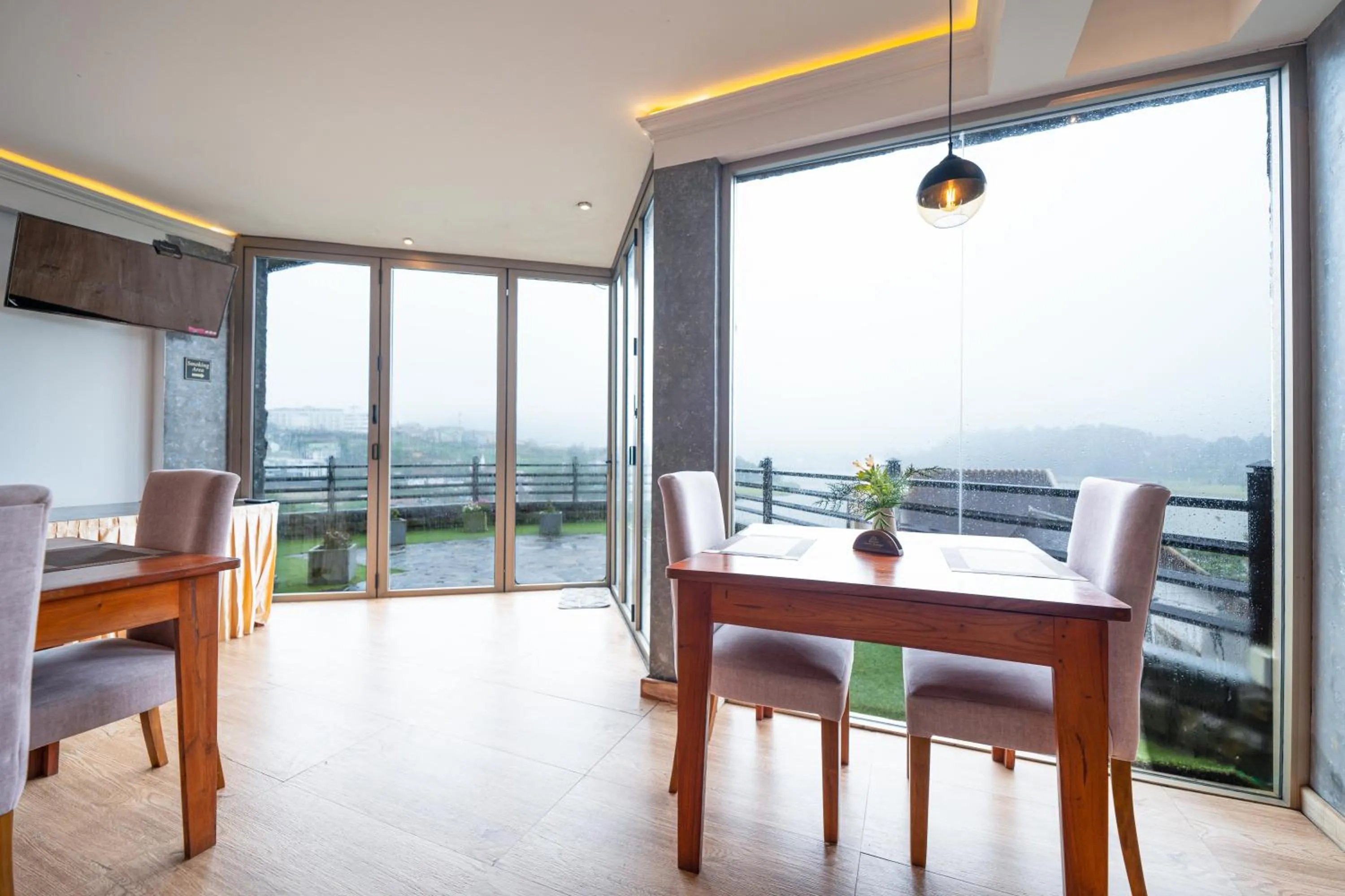 Restaurant/places to eat in Baron Luxury Boutique