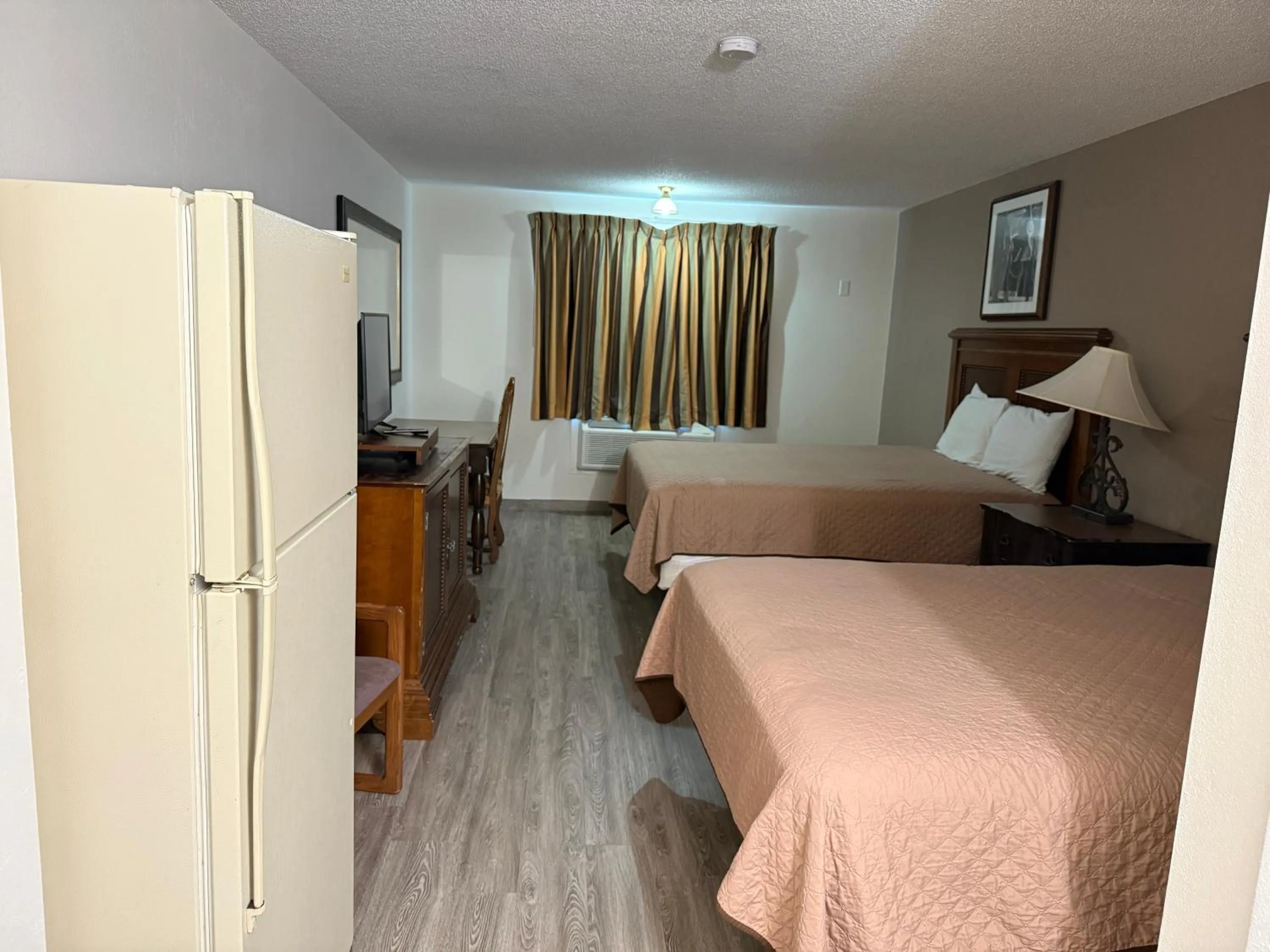 Bedroom, Bed in Island Inn