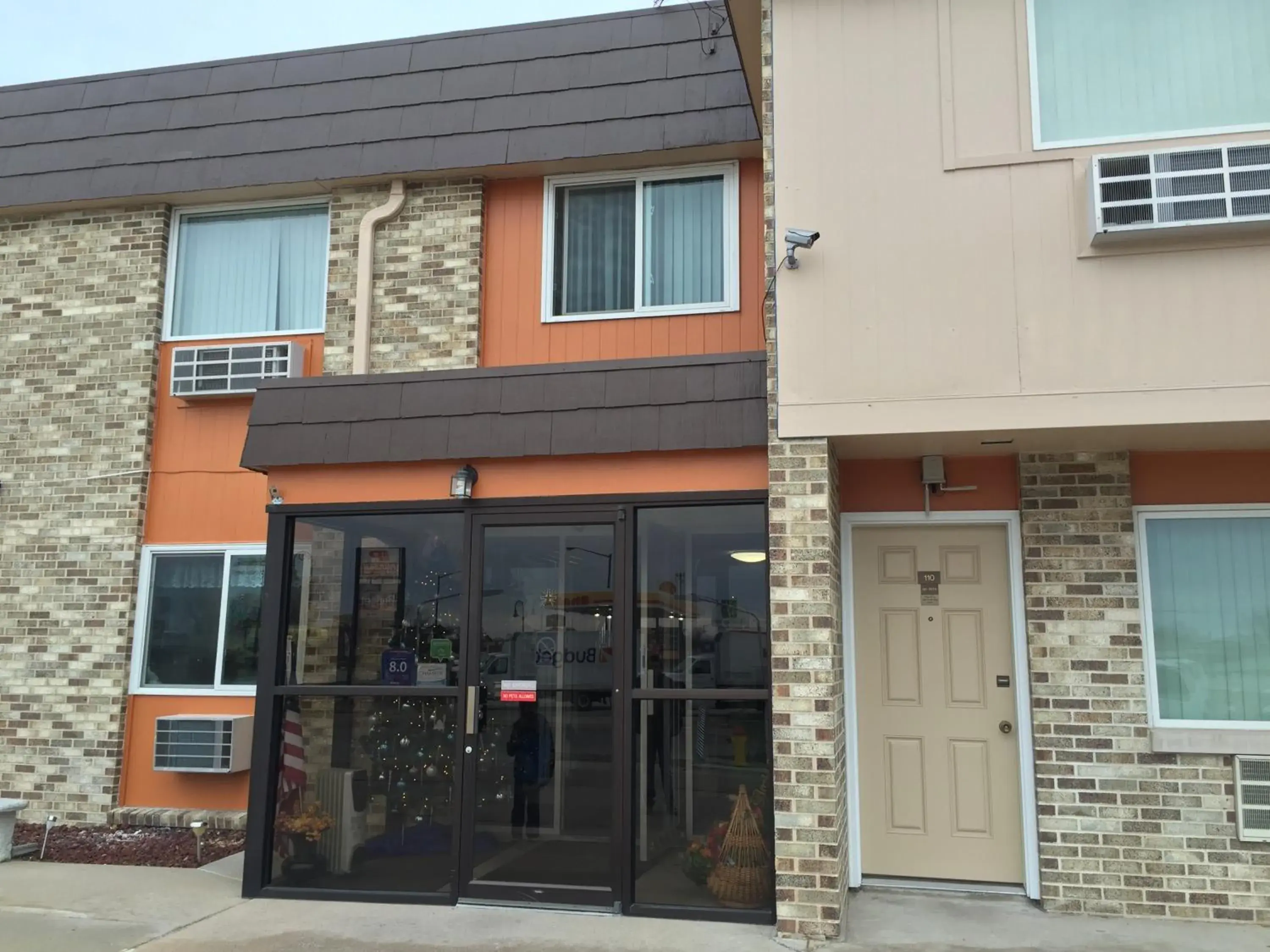 Facade/entrance in Island Inn Facade/entrance in Island Inn