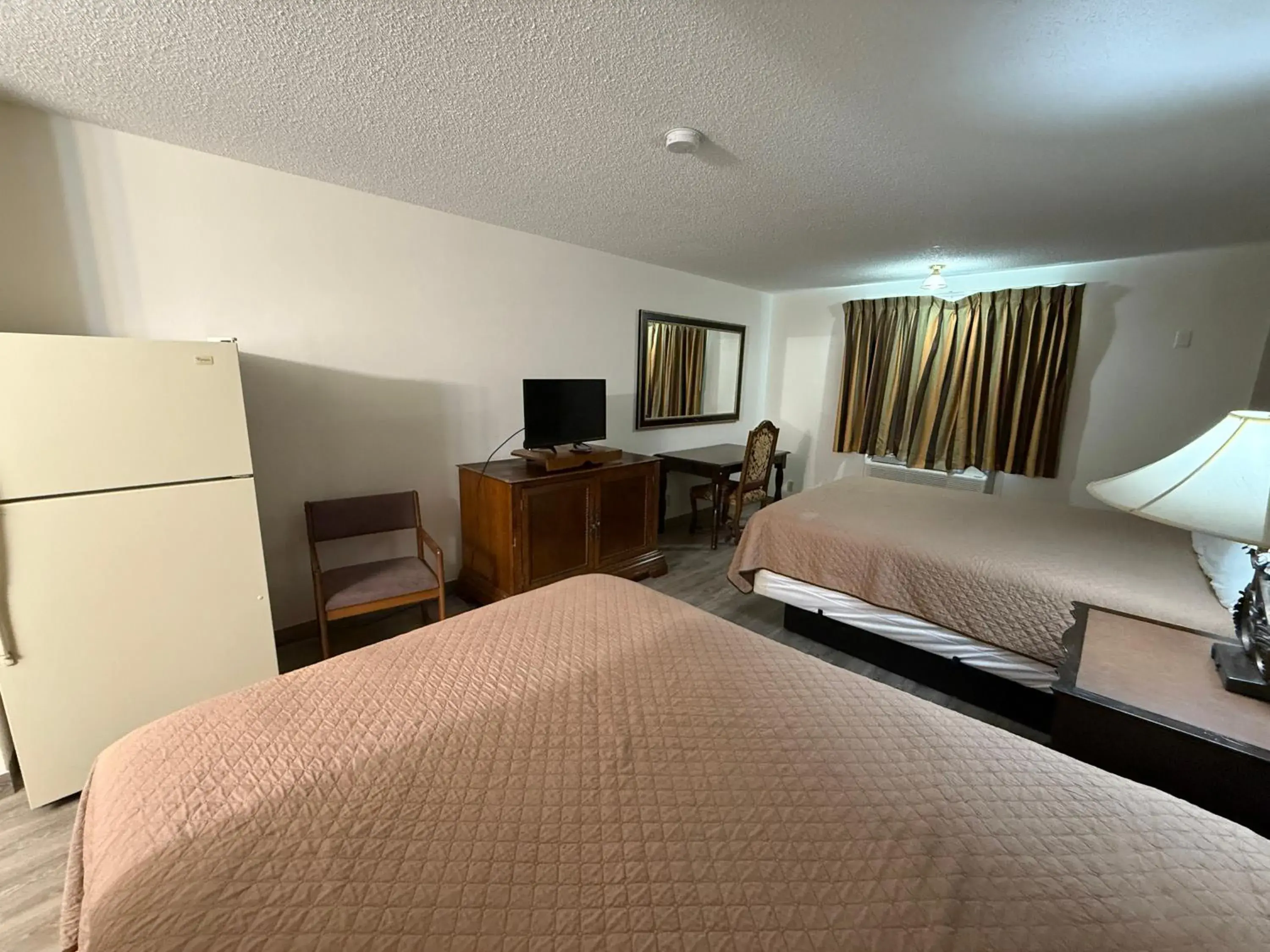 Bedroom, Bed in Island Inn Bedroom, Bed in Island Inn