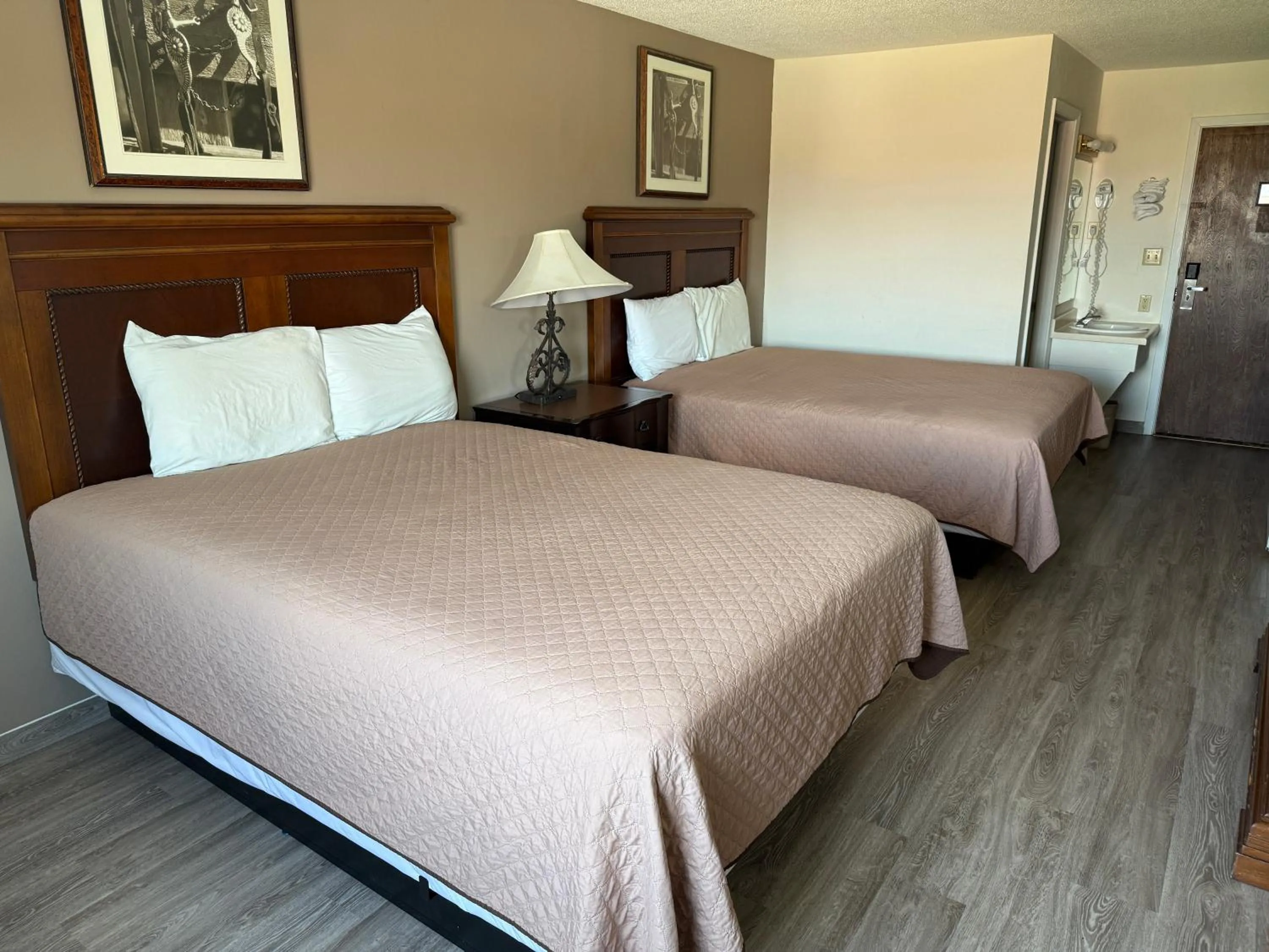 Bedroom, Bed in Island Inn