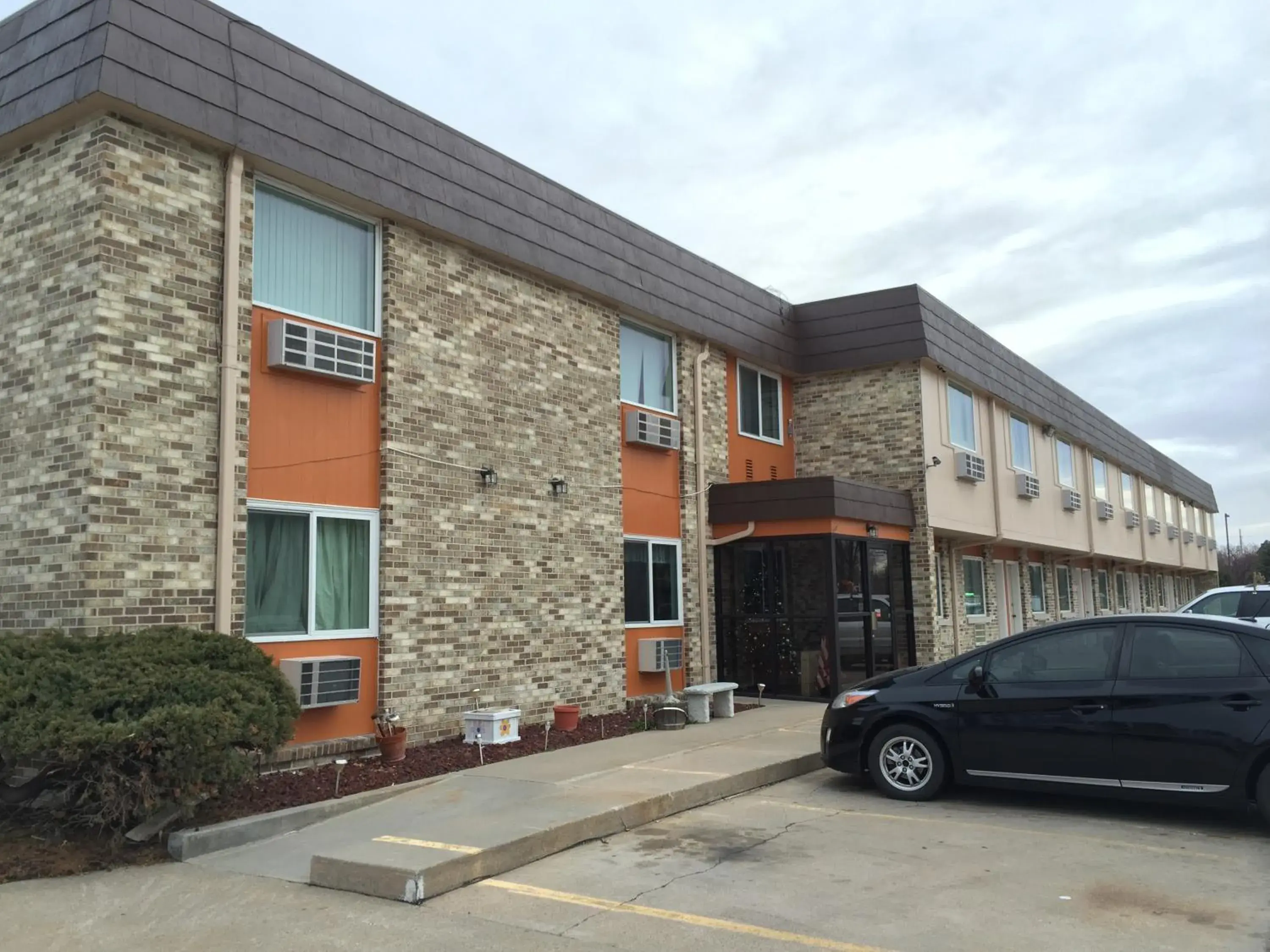 Property building in Island Inn Property building in Island Inn