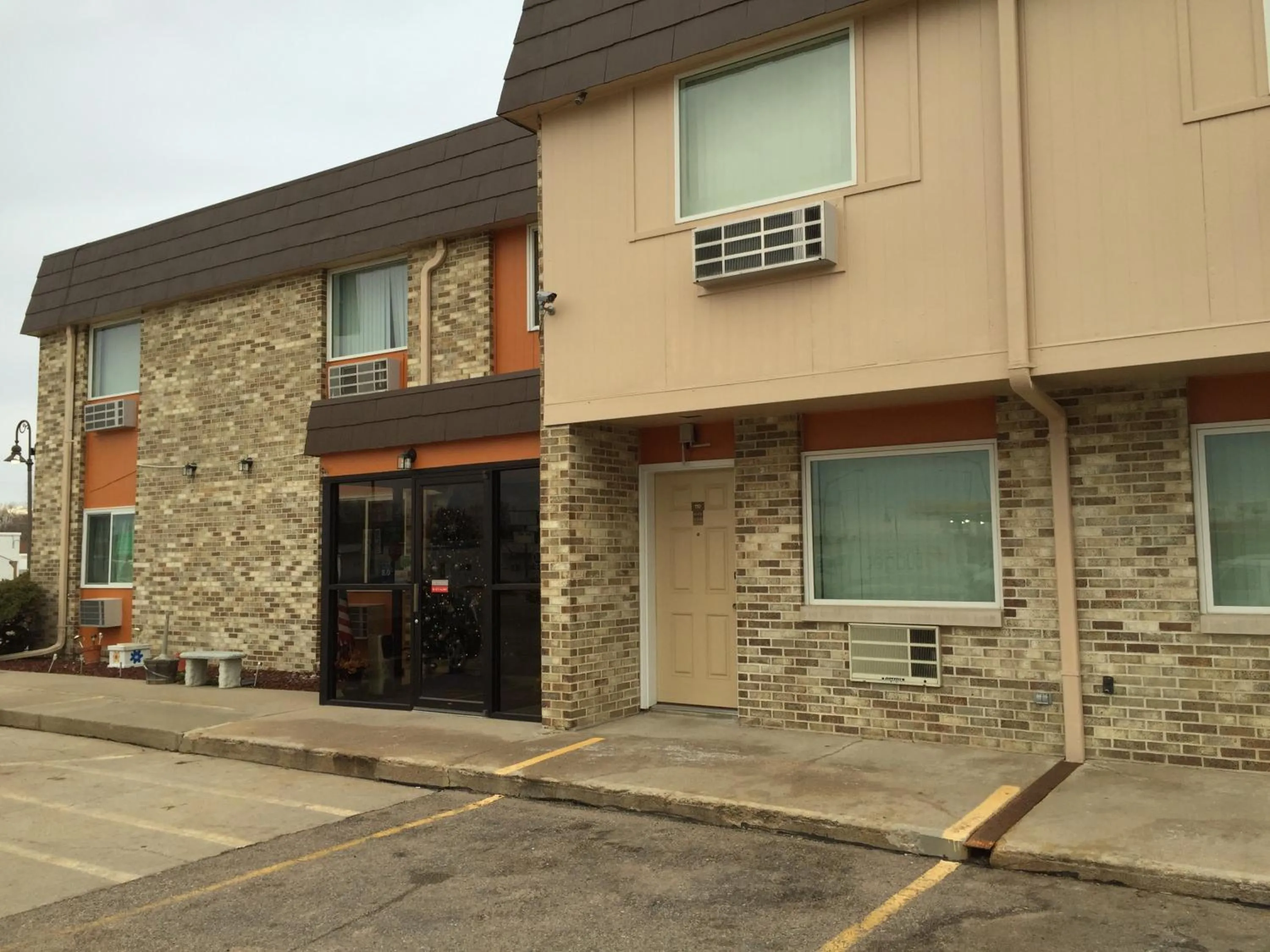 Facade/entrance in Island Inn