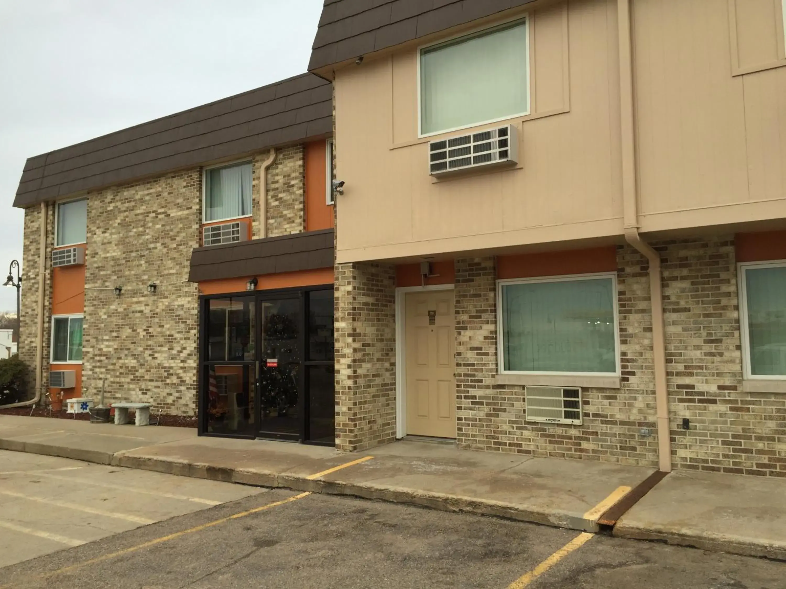 Facade/entrance in Island Inn Facade/entrance in Island Inn