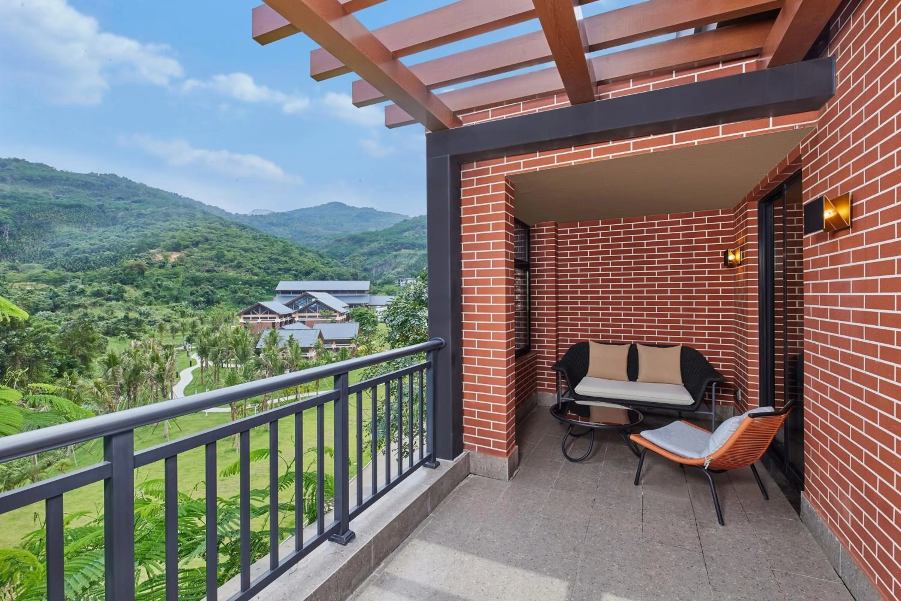 Photo of the whole room in Four Points by Sheraton Hainan, Qiongzhong