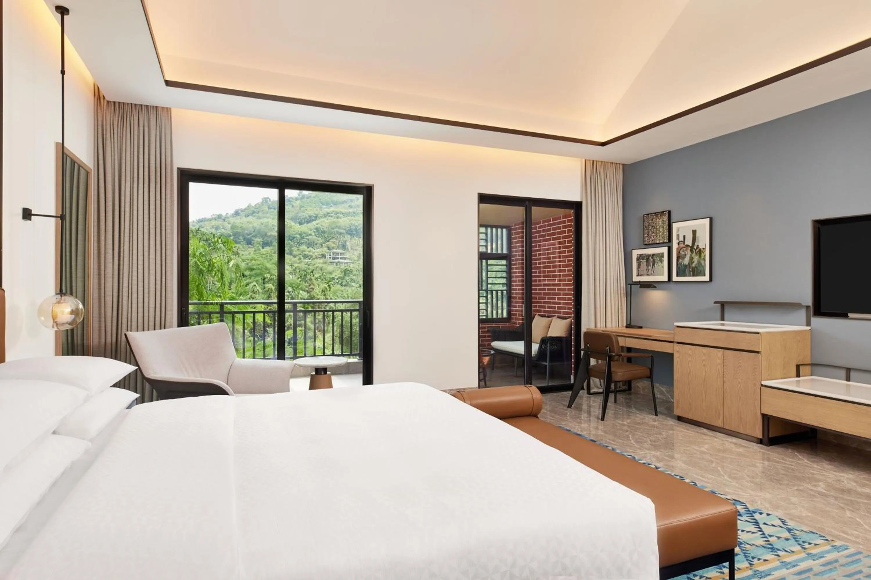 Photo of the whole room, Bed in Four Points by Sheraton Hainan, Qiongzhong