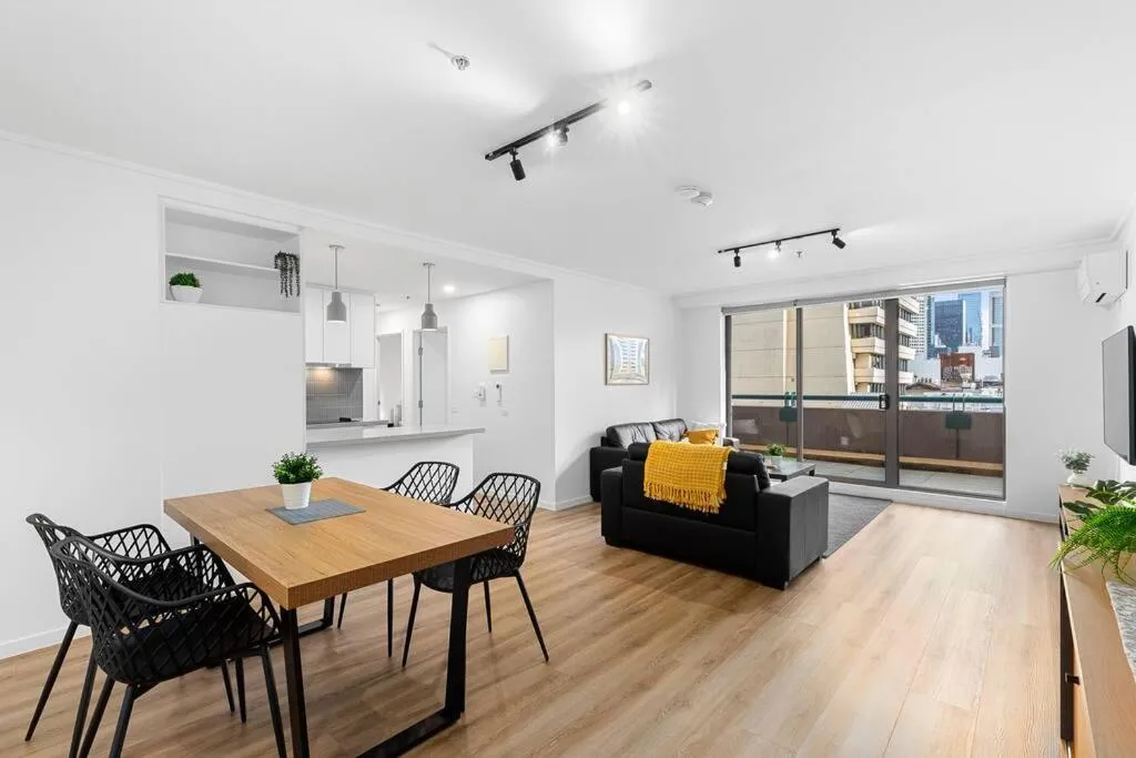 2-Bedroom Apartment in Paris End of Melbourne CBD