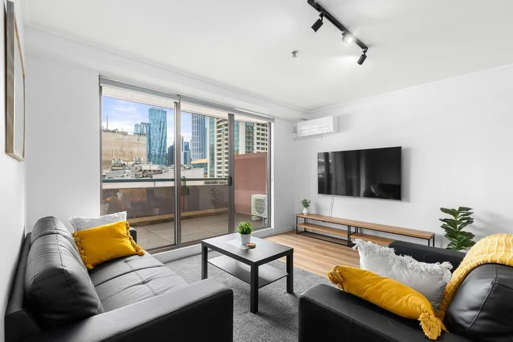 2-Bedroom Apartment in Paris End of Melbourne CBD