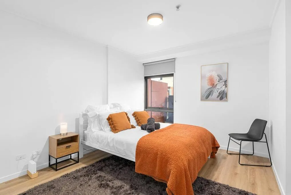 2-Bedroom Apartment in Paris End of Melbourne CBD