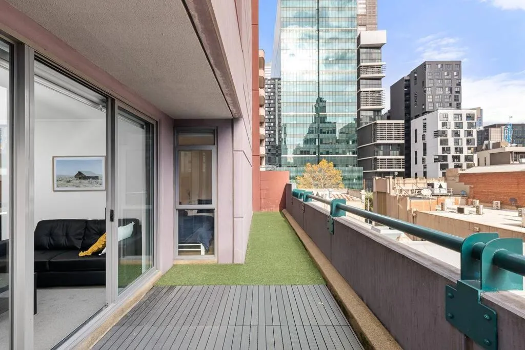 2-Bedroom Apartment in Paris End of Melbourne CBD