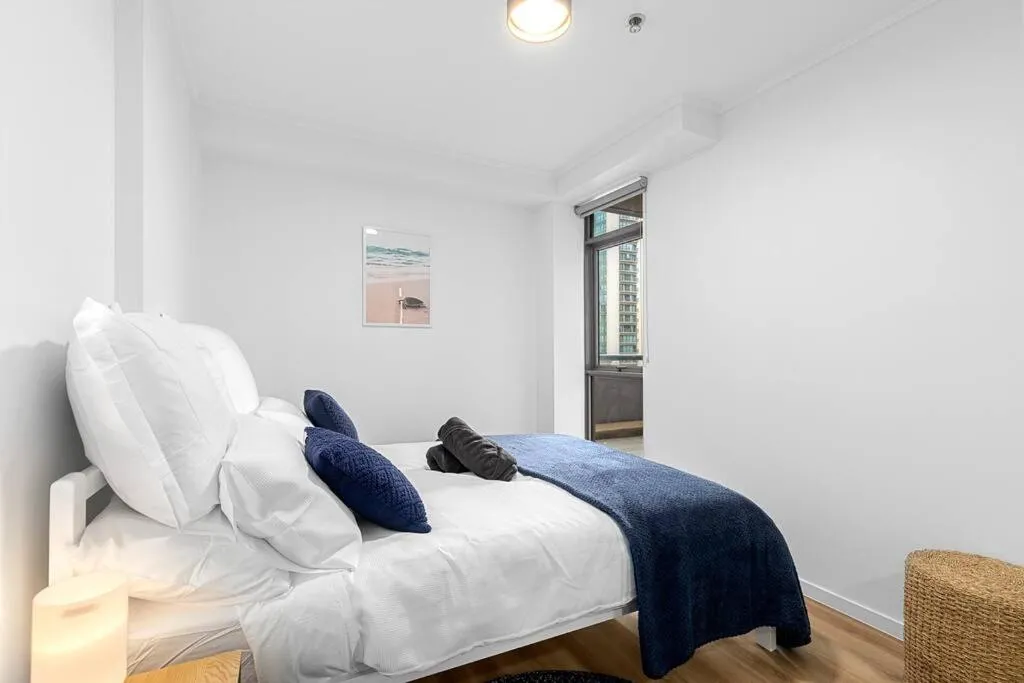 2-Bedroom Apartment in Paris End of Melbourne CBD