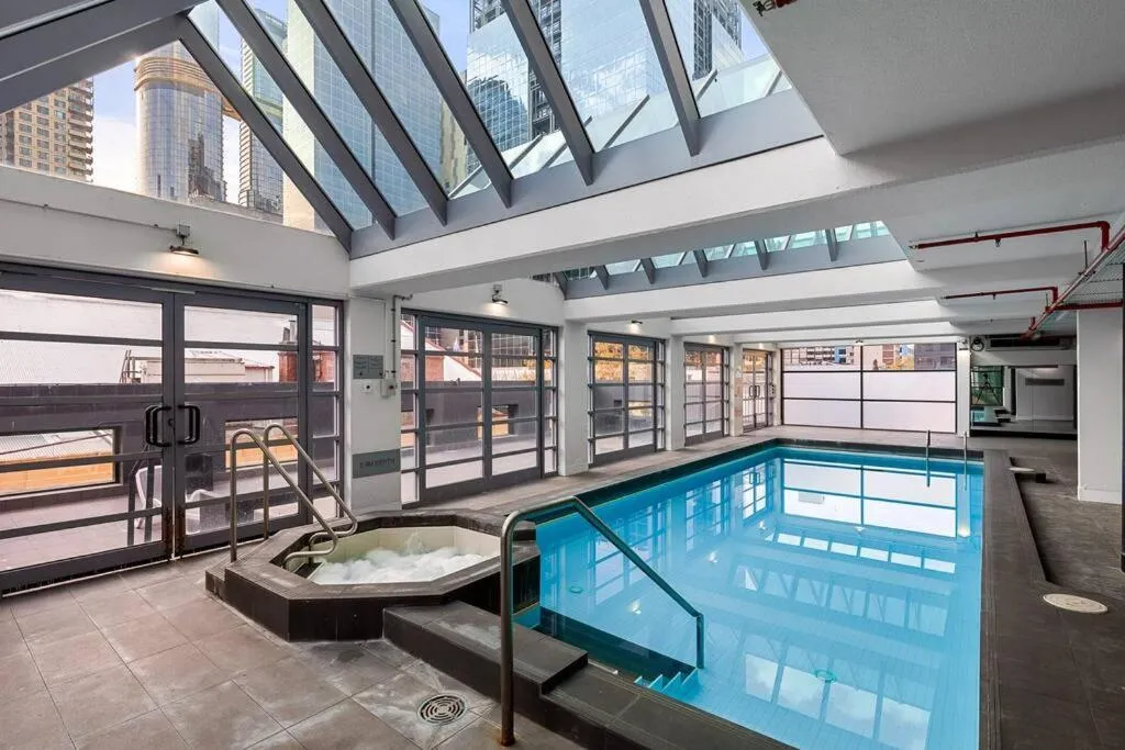 2-Bedroom Apartment in Paris End of Melbourne CBD
