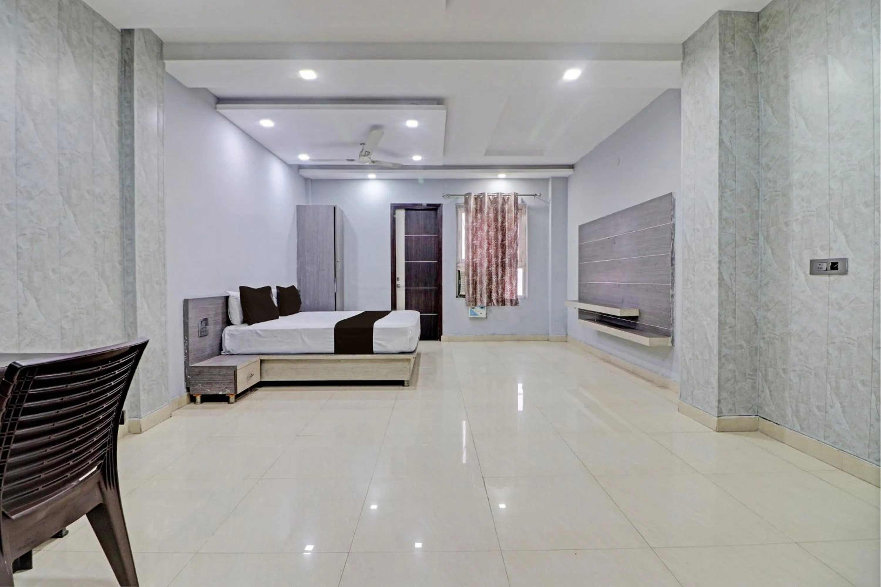 Bedroom, Bed in Grand Townhouse