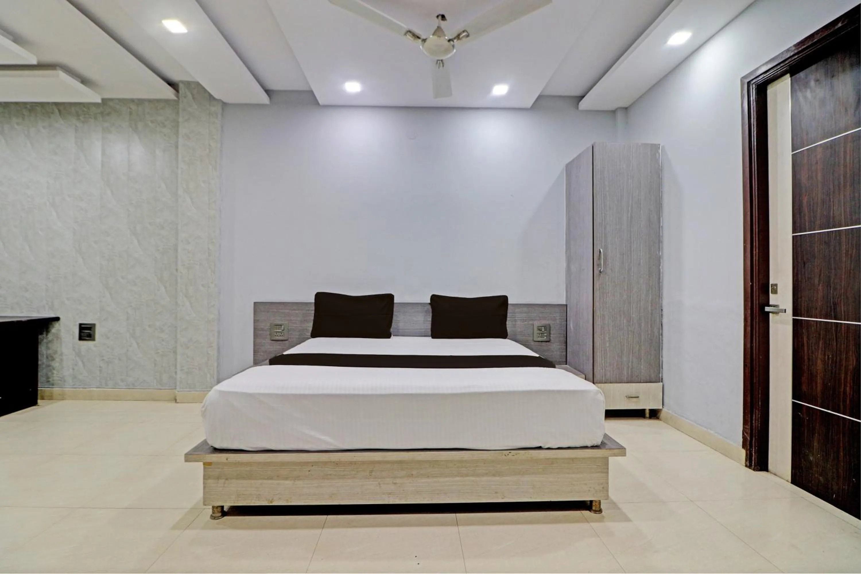 Bedroom, Bed in Grand Townhouse