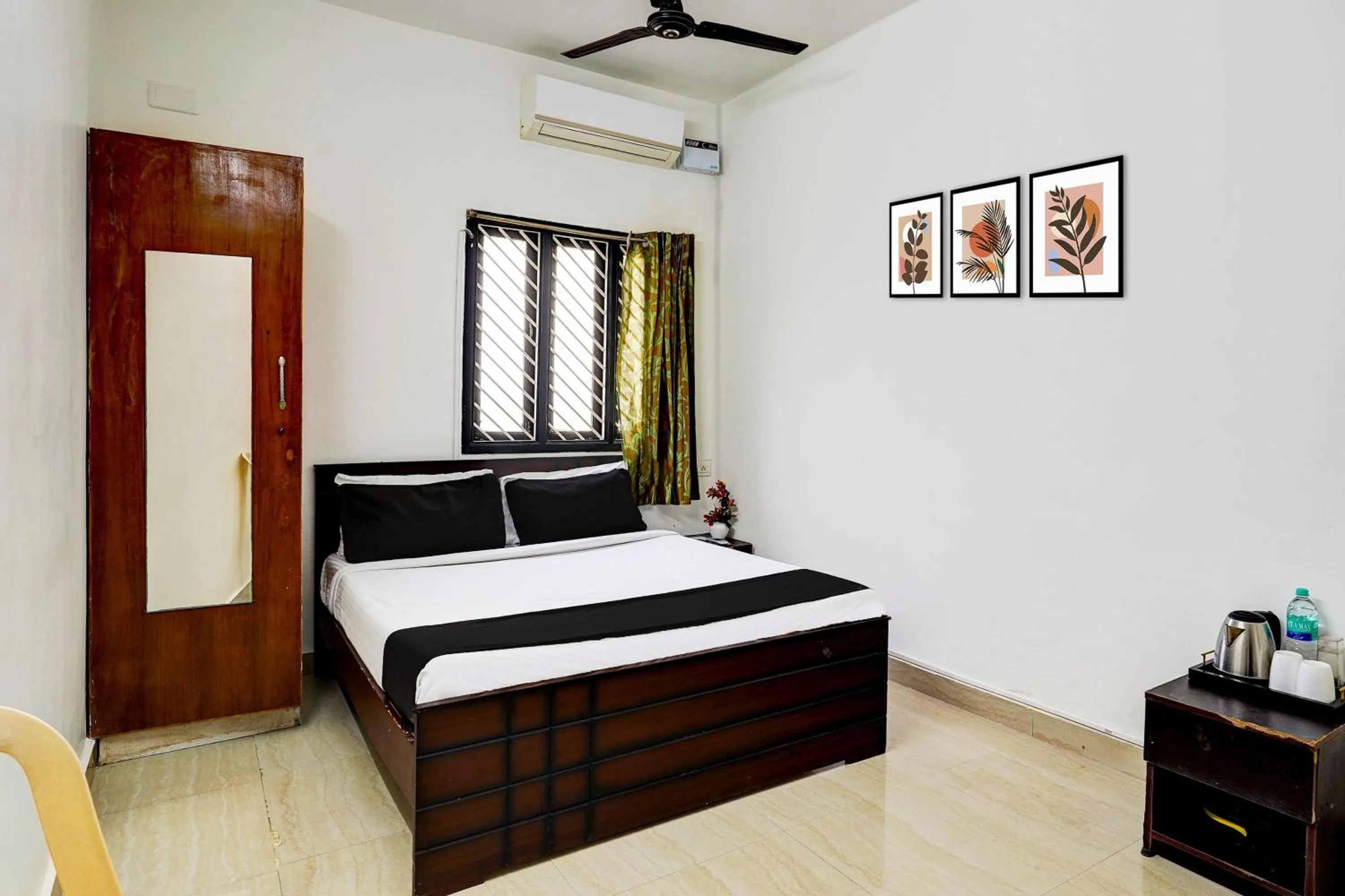 Bedroom, Bed in Super Hotel O Thalambur Chennai