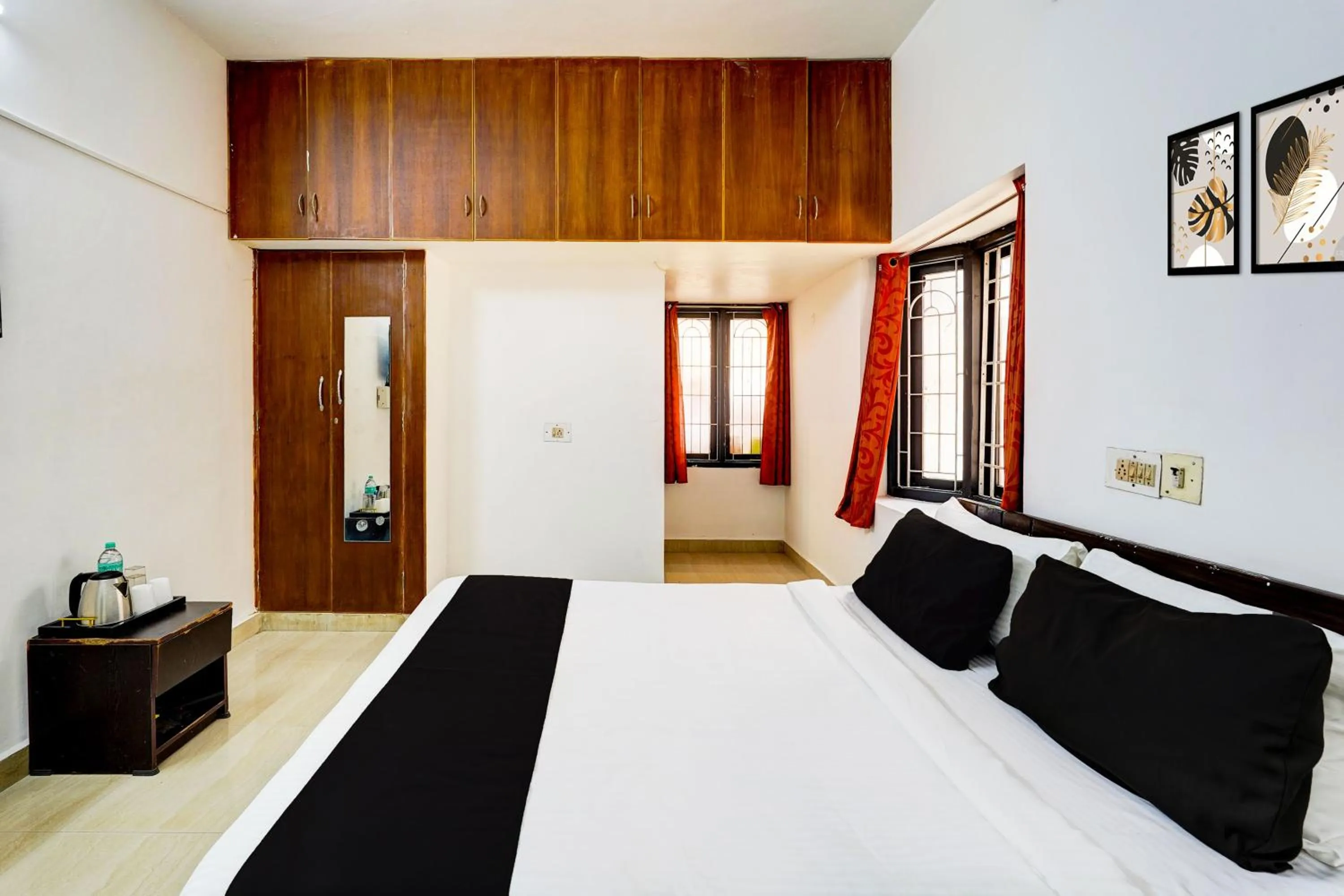 Bedroom, Bed in Super Hotel O Thalambur Chennai