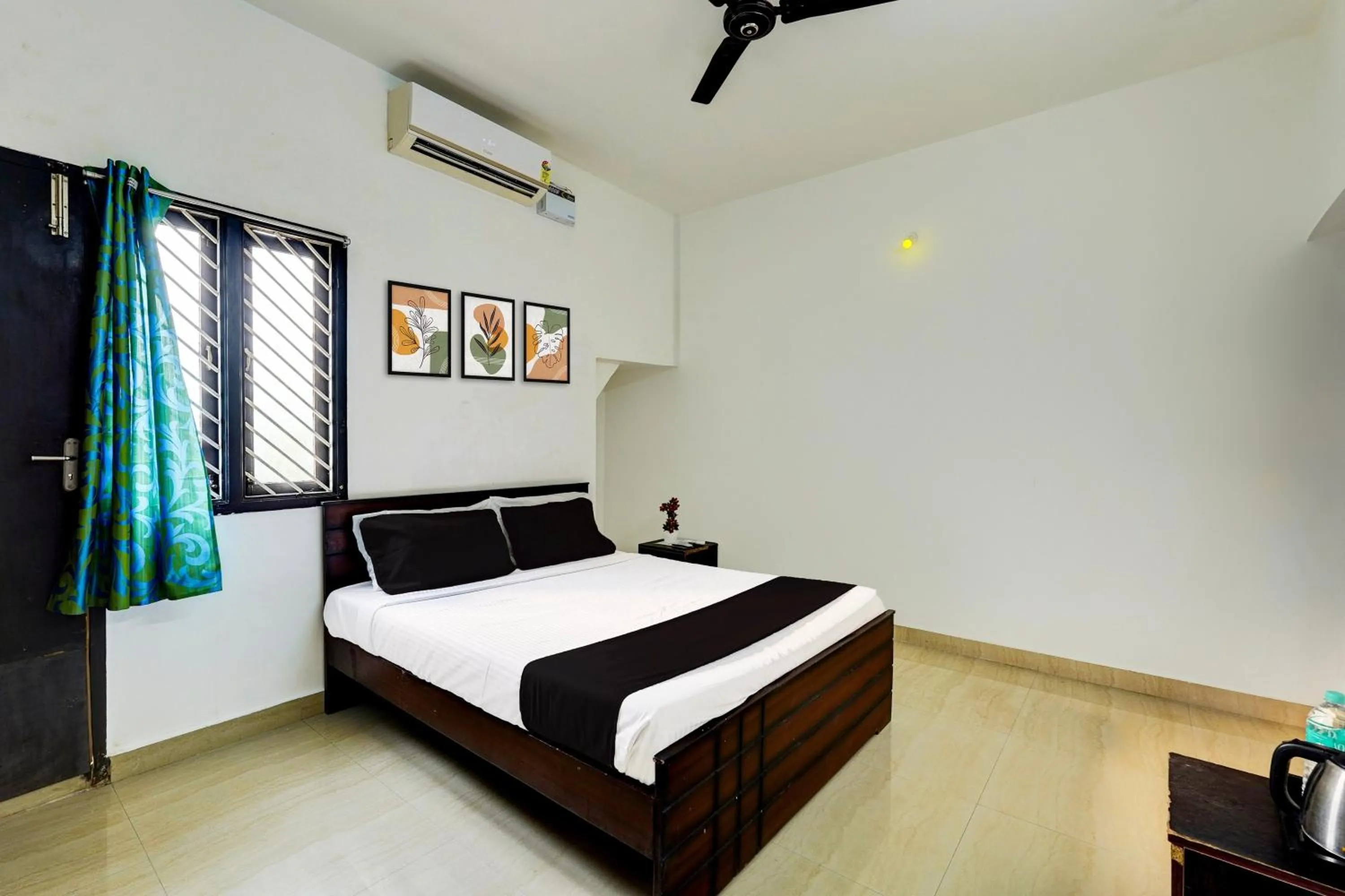Bedroom, Bed in Super Hotel O Thalambur Chennai