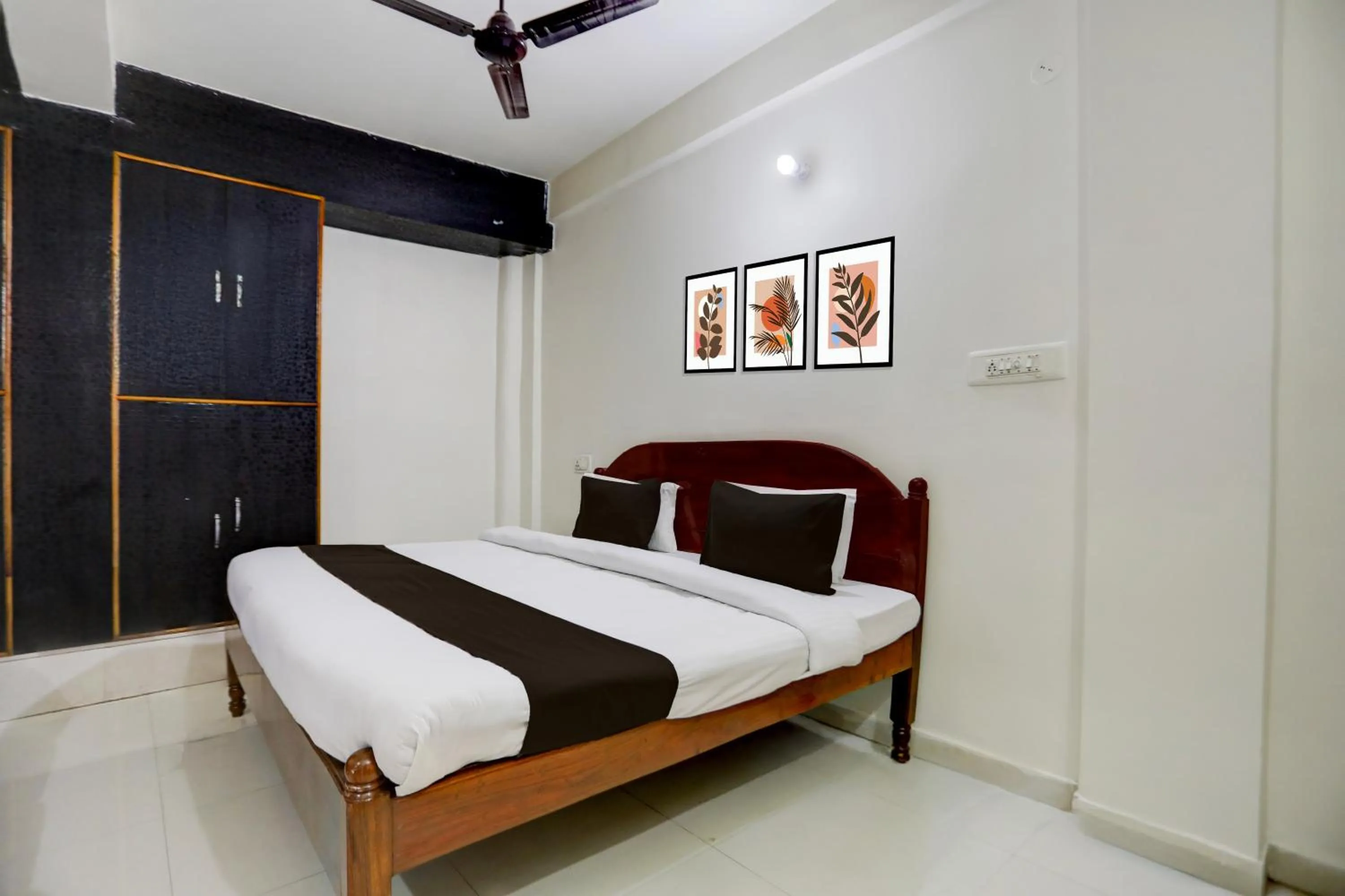 Bedroom, Bed in Super Hotel O Hanuman Nagar Kankarbagh Formerly Home Town