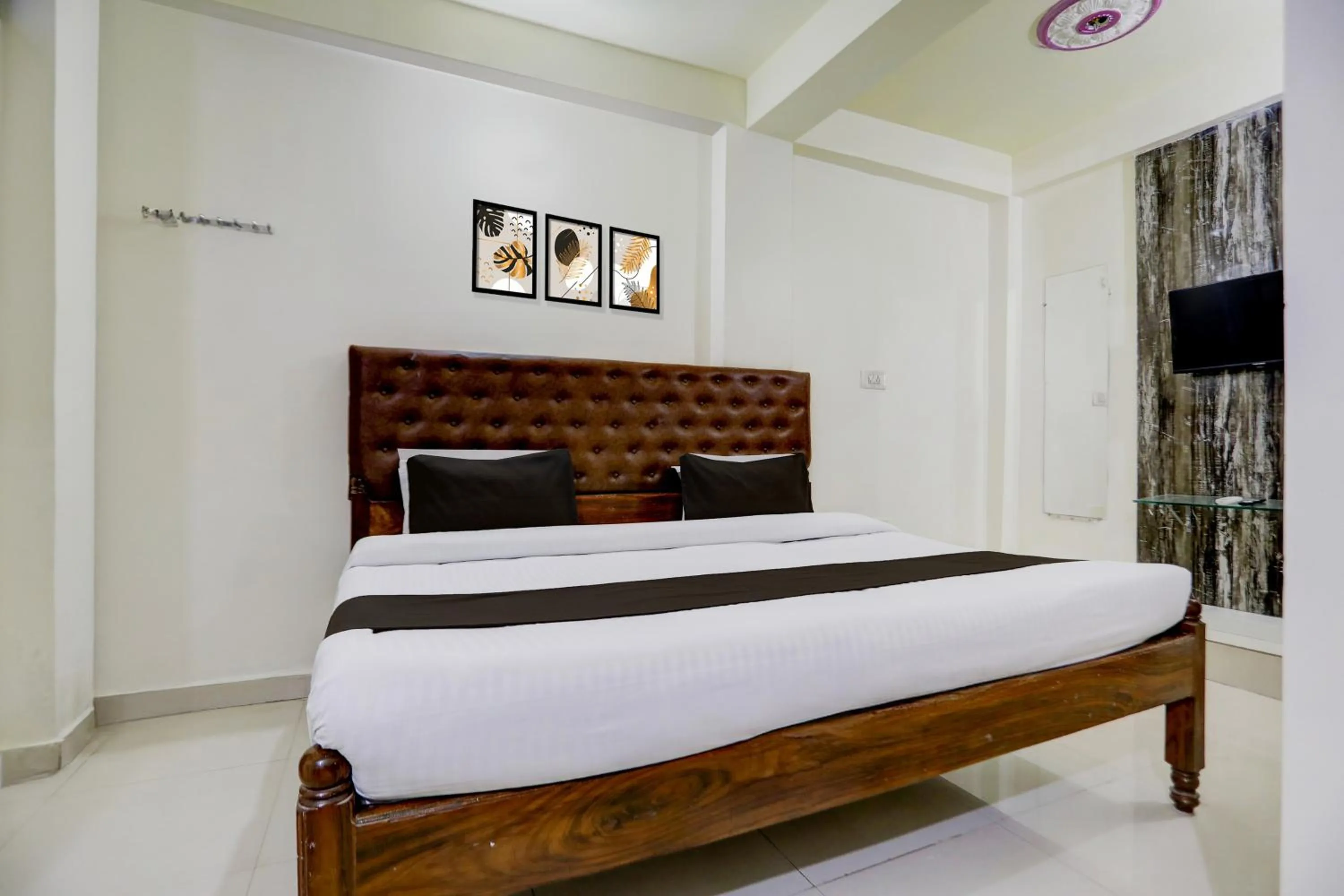 Bedroom, Bed in Super Hotel O Hanuman Nagar Kankarbagh Formerly Home Town