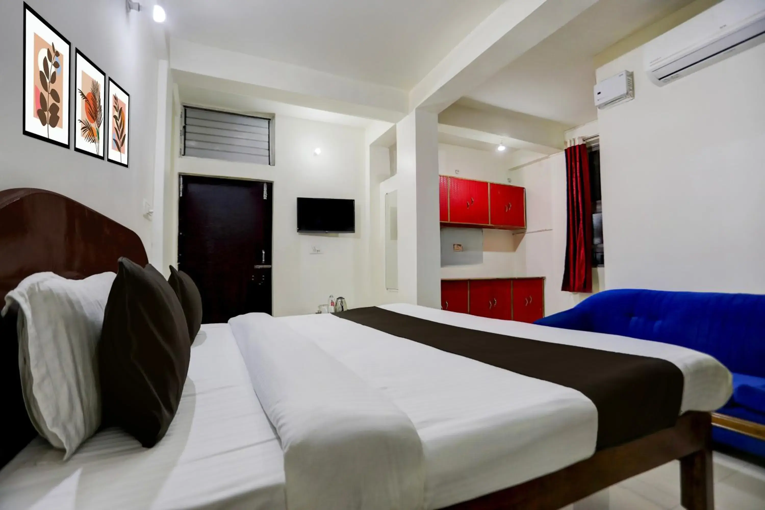 Bedroom, Bed in Super Hotel O Hanuman Nagar Kankarbagh Formerly Home Town Bedroom, Bed in Super Hotel O Hanuman Nagar Kankarbagh Formerly Home Town