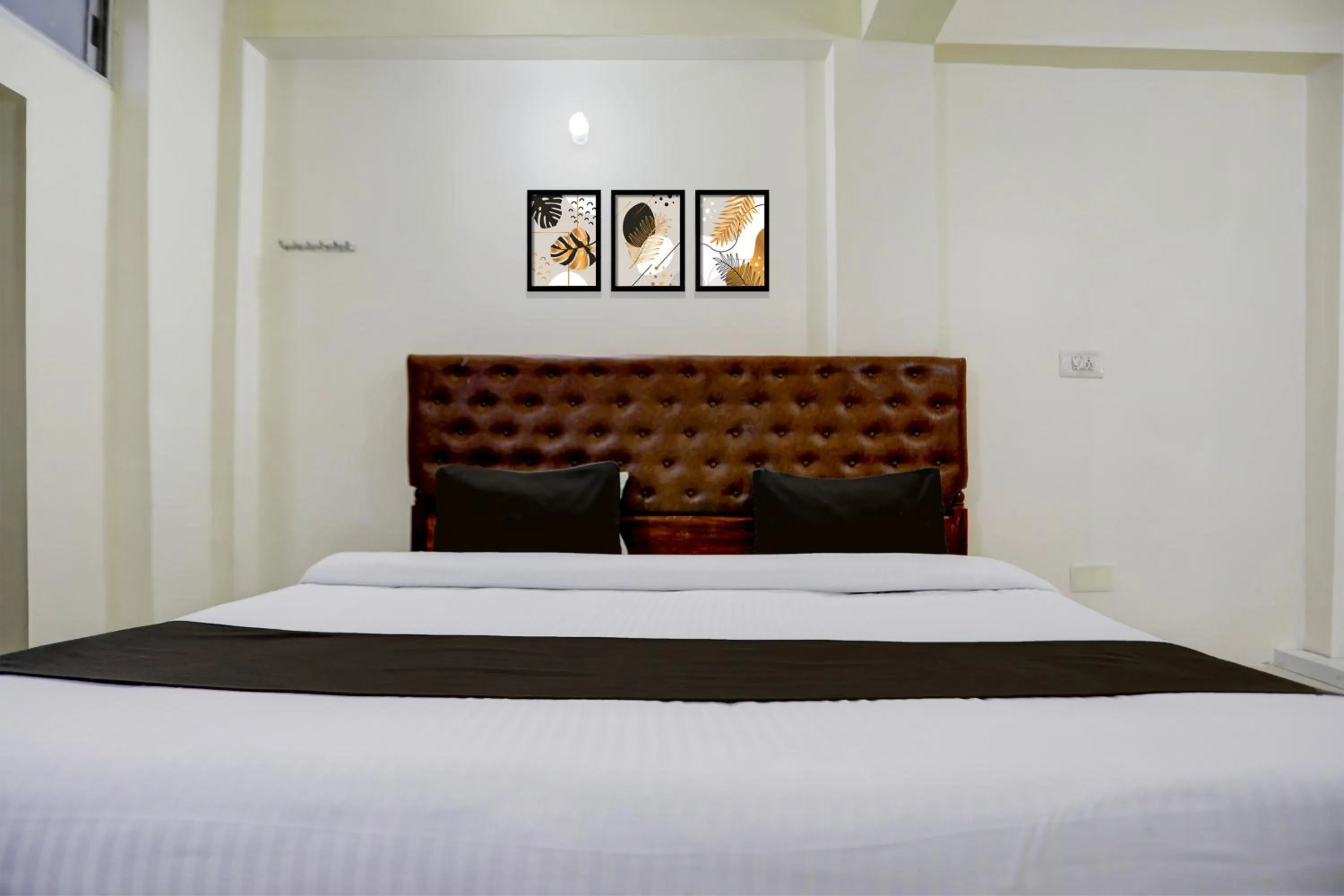 Bedroom, Bed in Super Hotel O Hanuman Nagar Kankarbagh Formerly Home Town