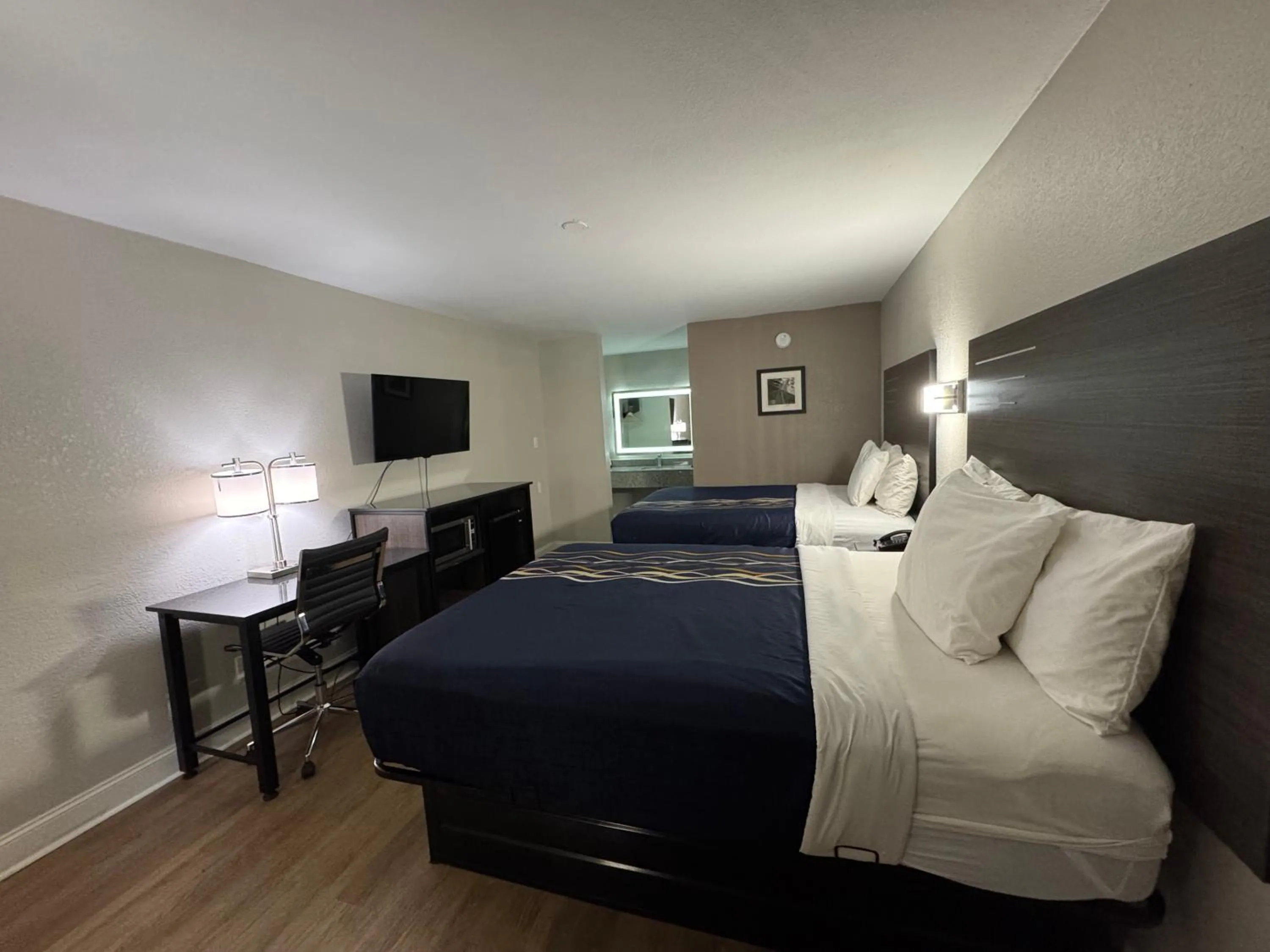 Bedroom, Bed in Lakeside Inn