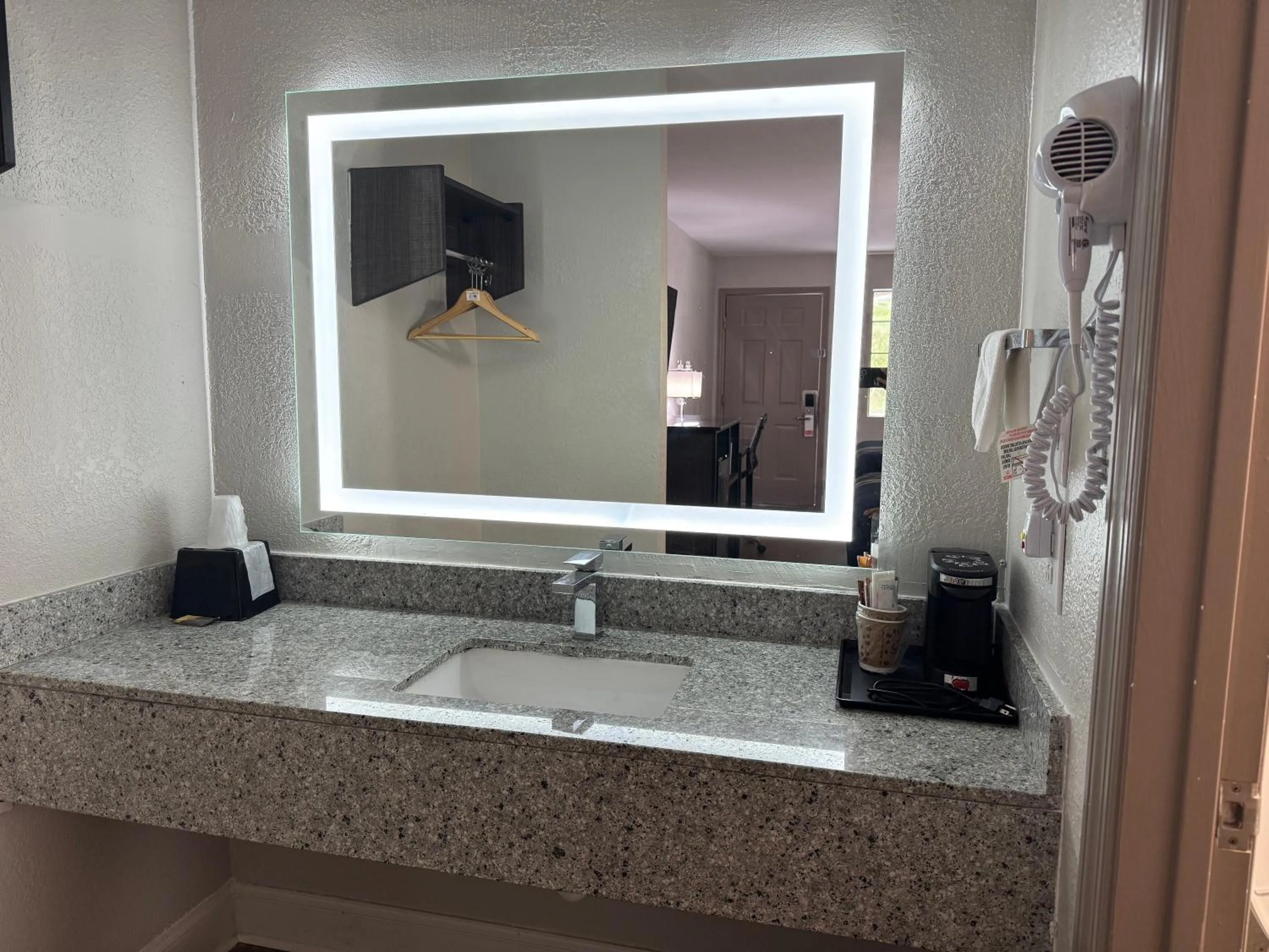 Bedroom in Lakeside Inn