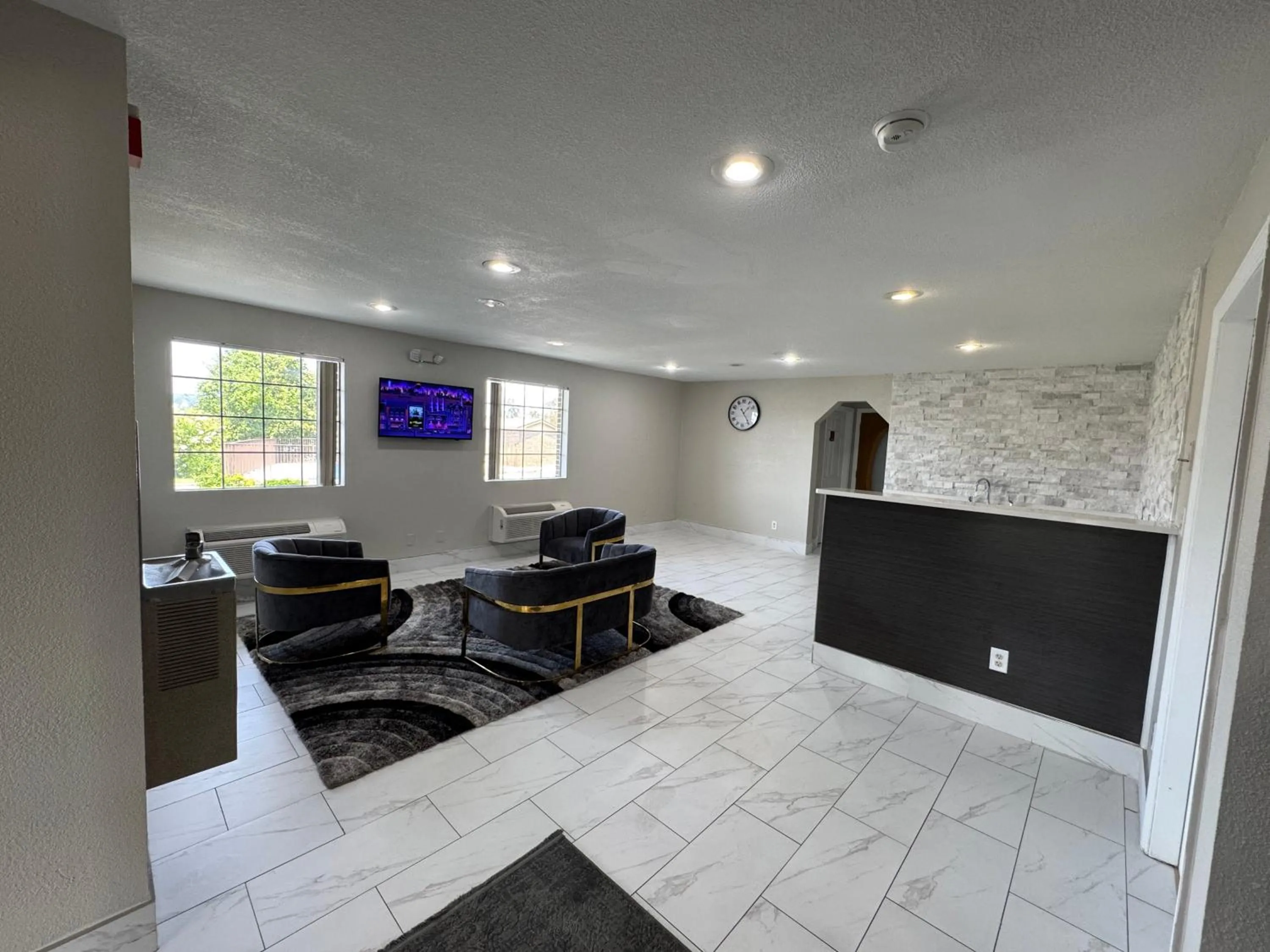 Lobby or reception in Lakeside Inn