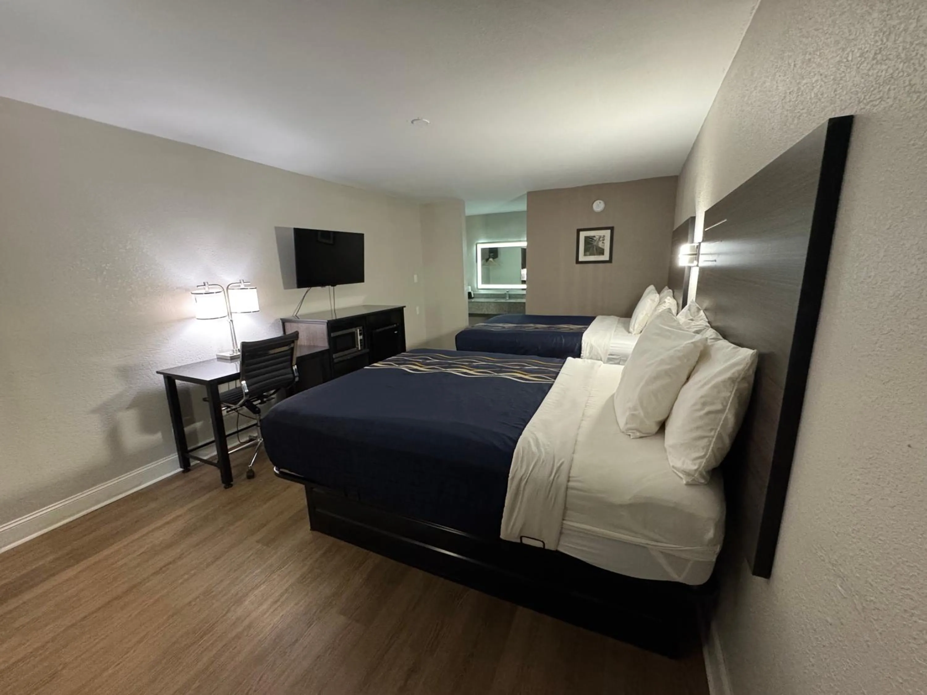 Bedroom, Bed in Lakeside Inn