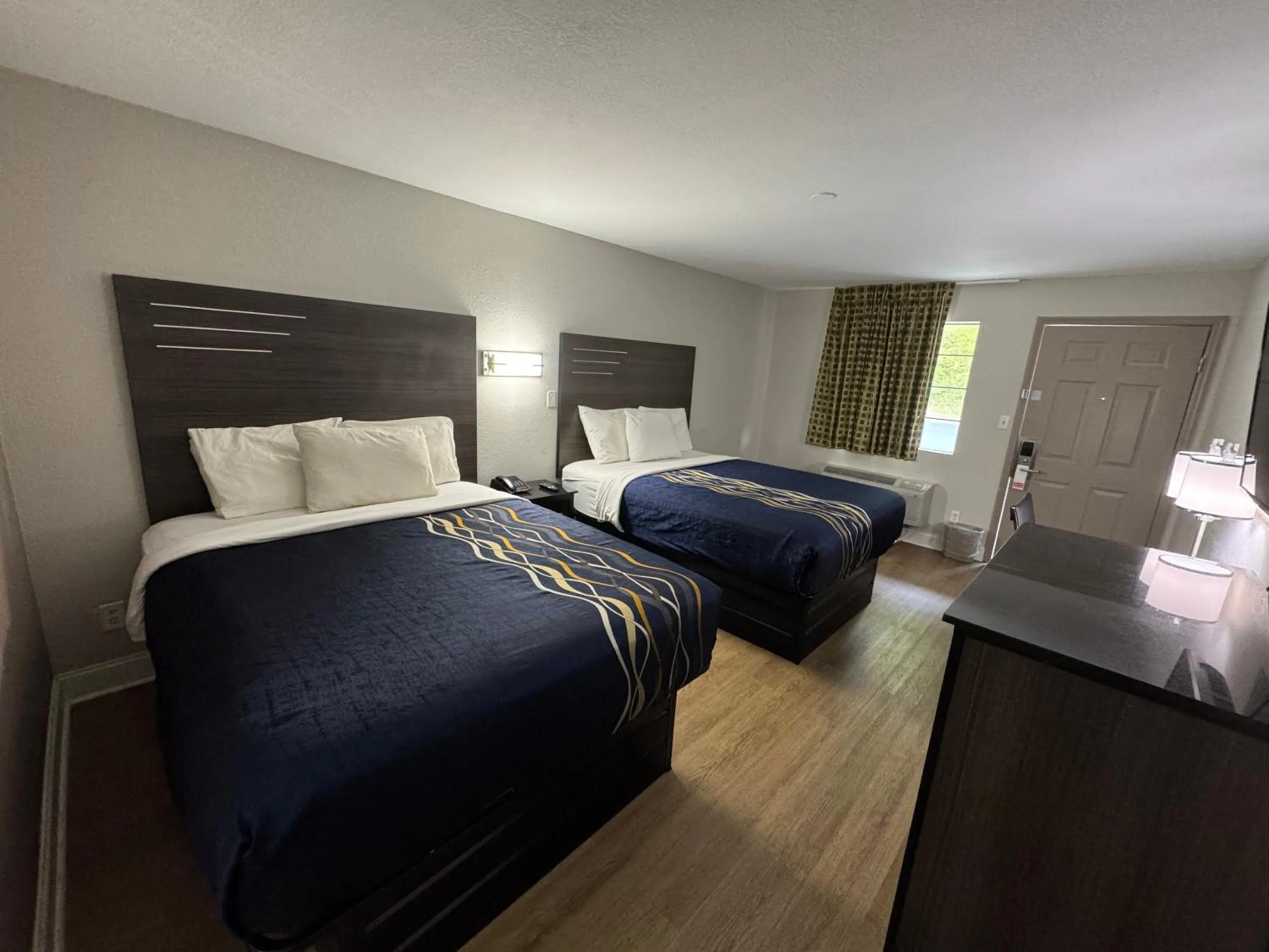 Bedroom, Bed in Lakeside Inn