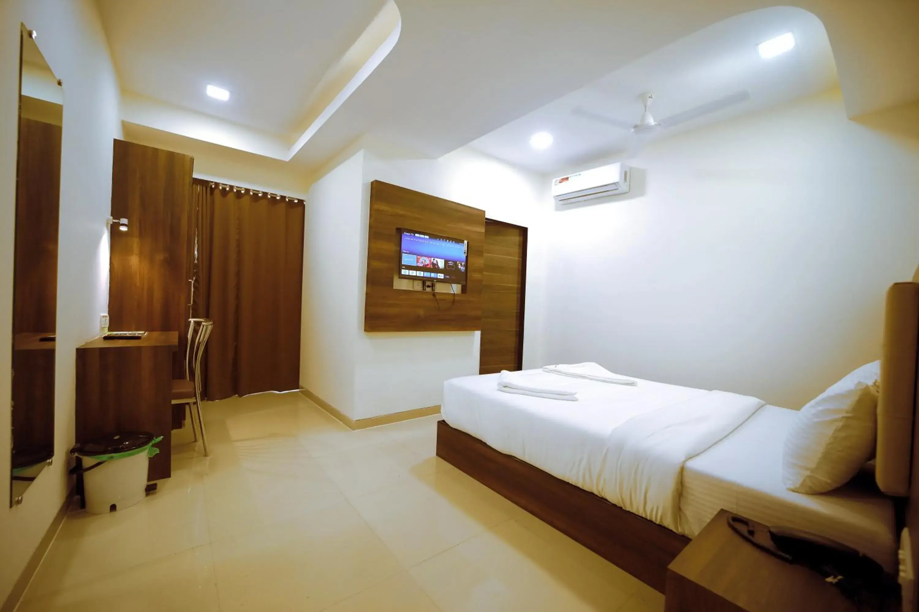 TV and multimedia in Hotel Precious Pearl TV and multimedia in Hotel Precious Pearl