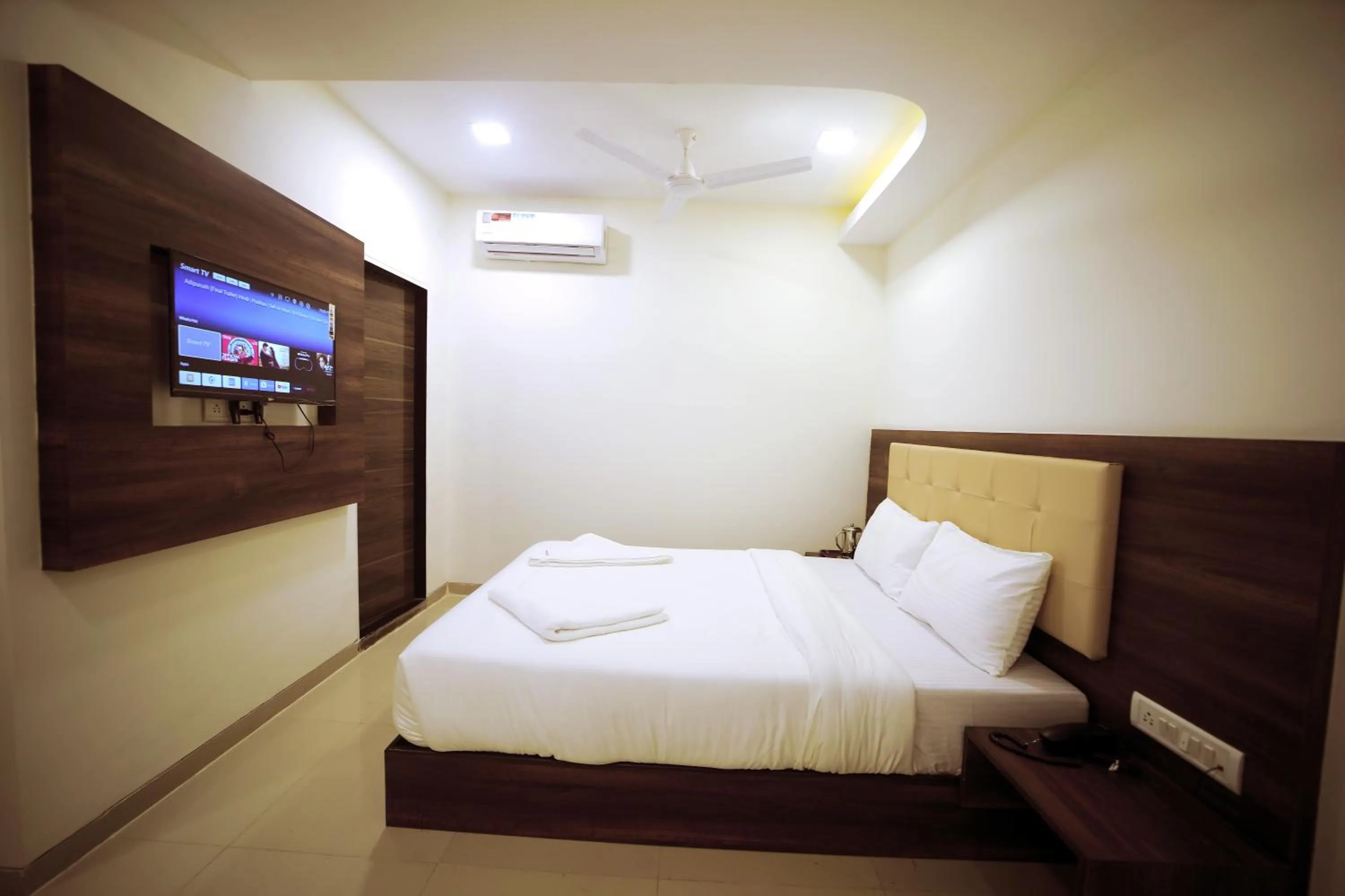 TV and multimedia in Hotel Precious Pearl