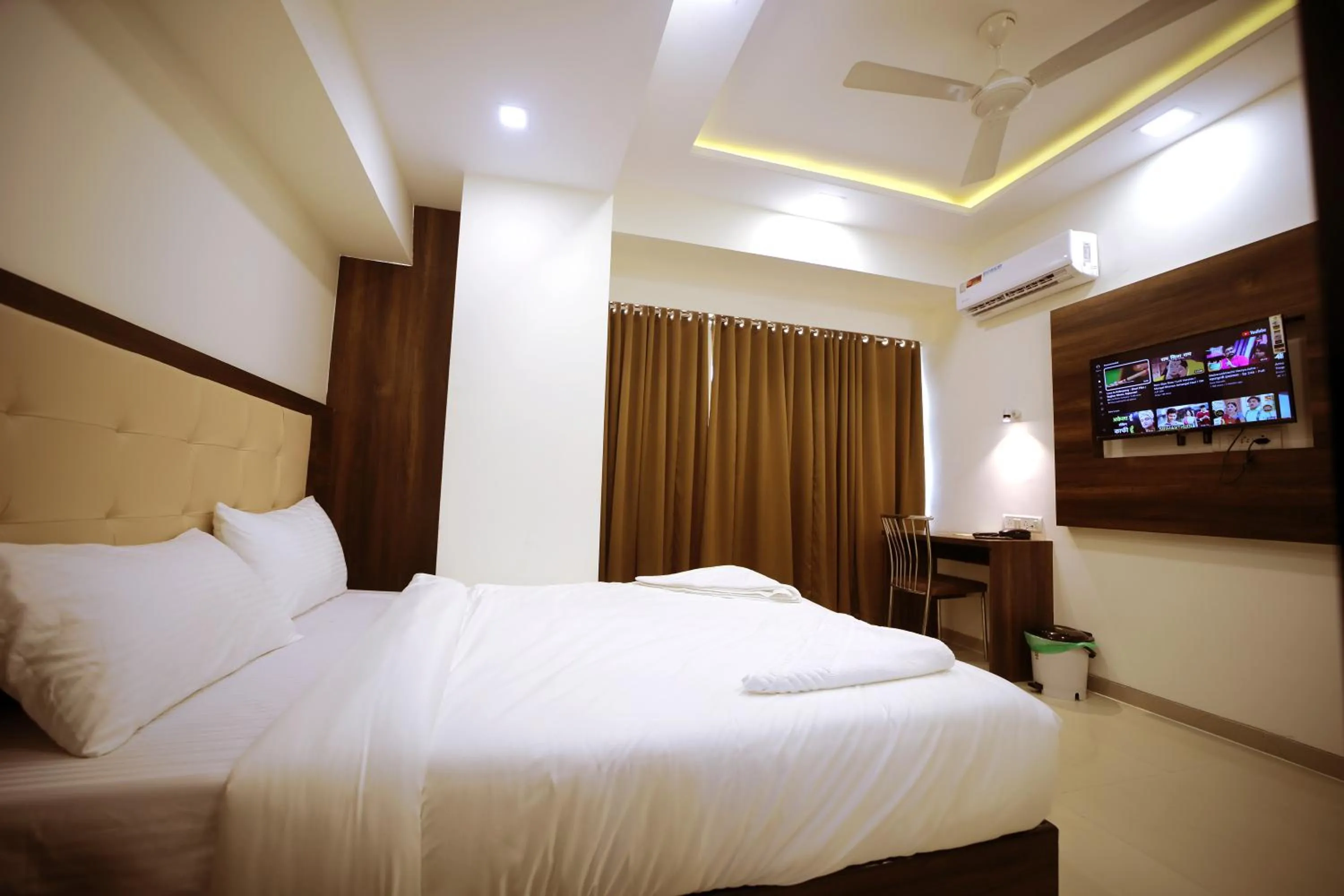 TV and multimedia in Hotel Precious Pearl