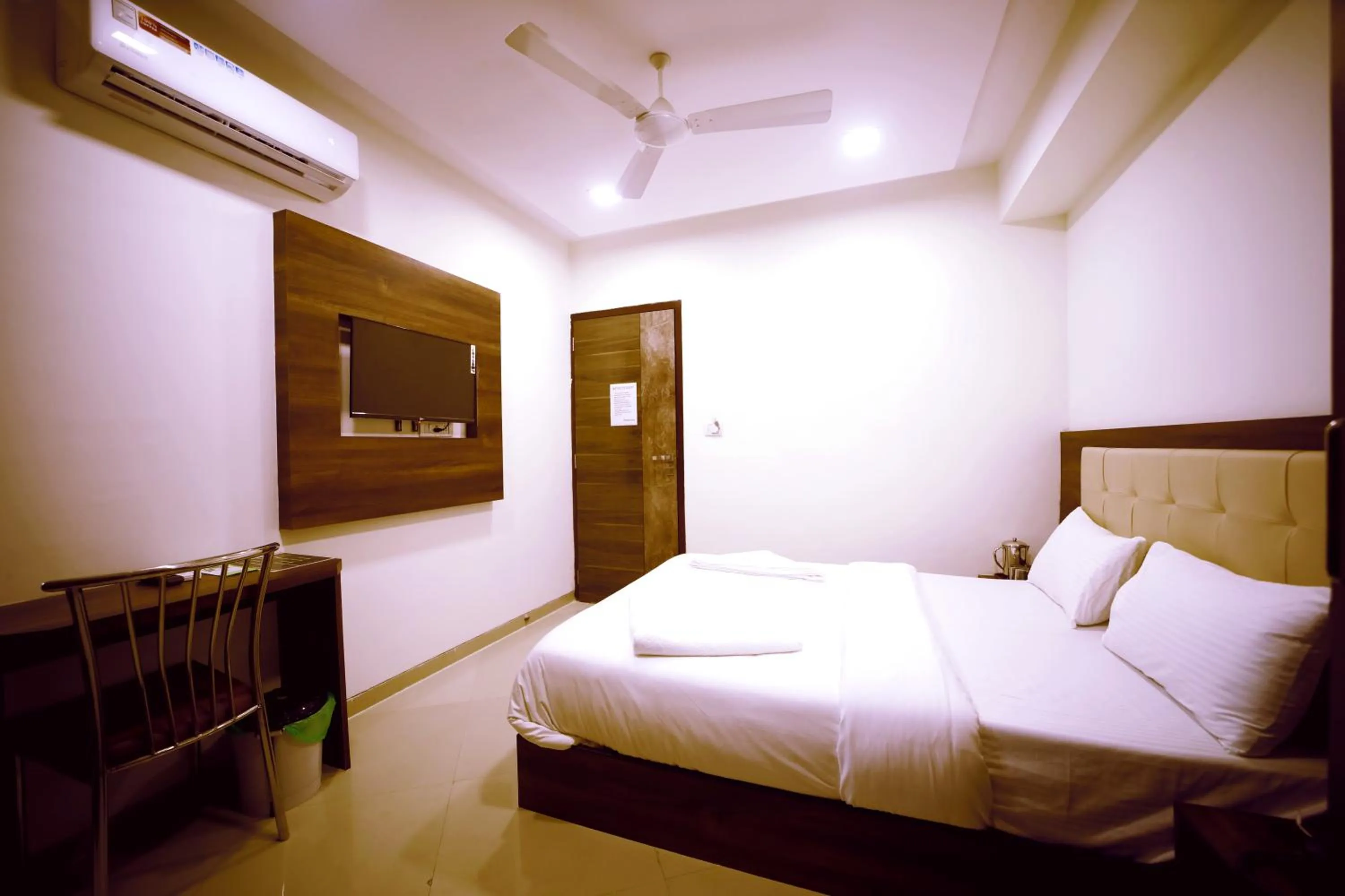 TV and multimedia in Hotel Precious Pearl