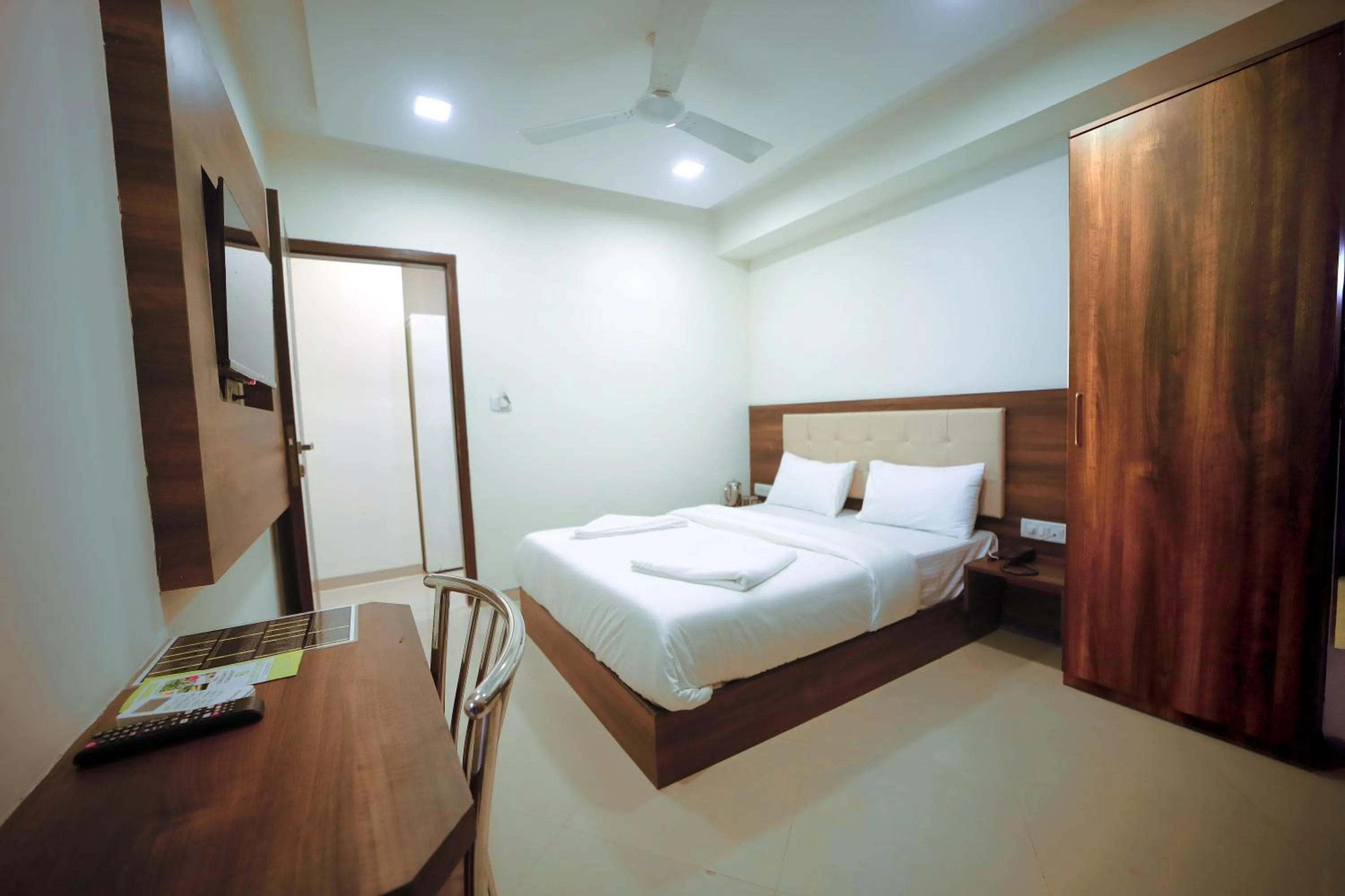 TV and multimedia in Hotel Precious Pearl