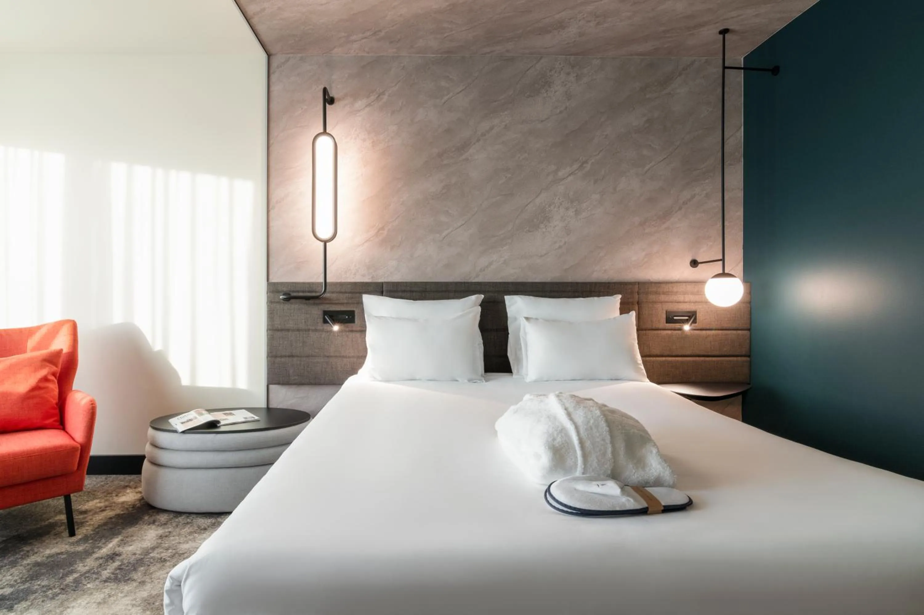 View (from property/room), Bed in Novotel Rotterdam Brainpark